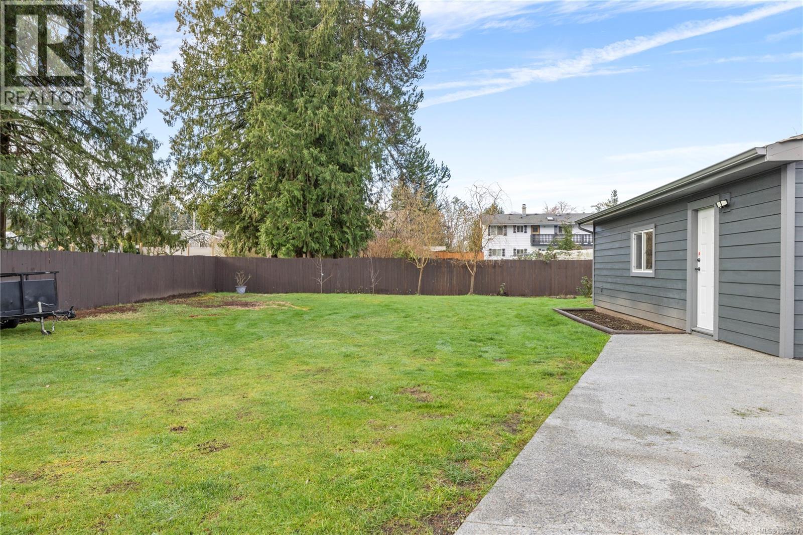 775 Barclay Cres S, French Creek