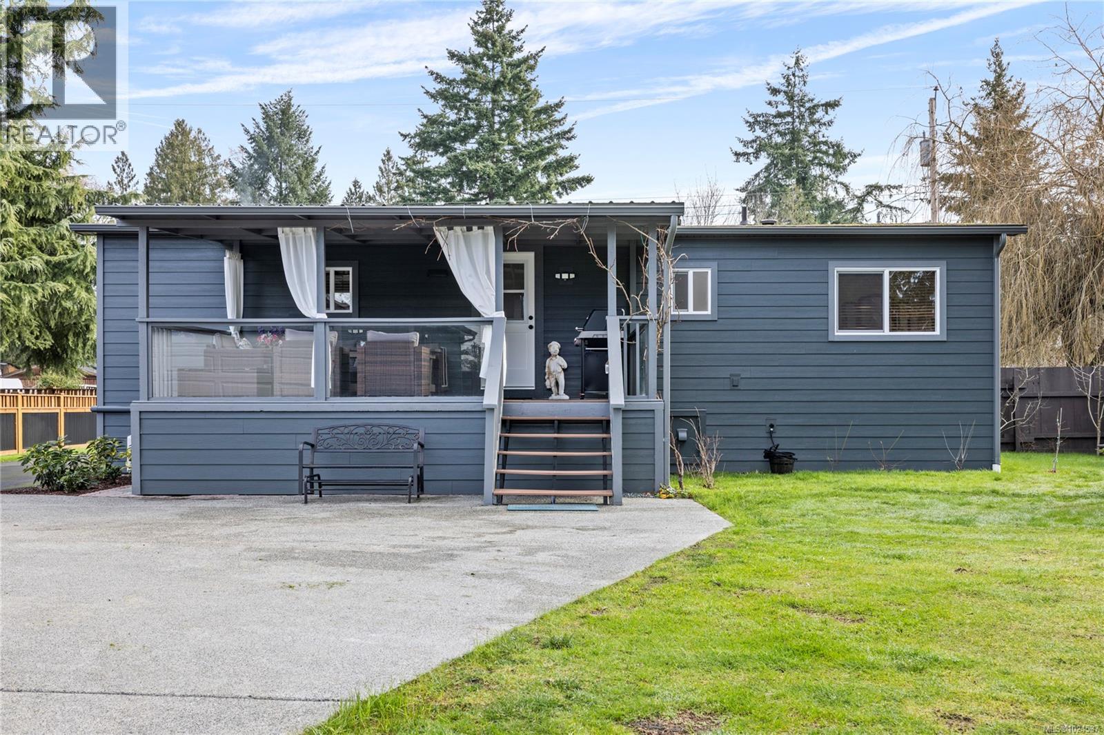 775 Barclay Cres S, French Creek