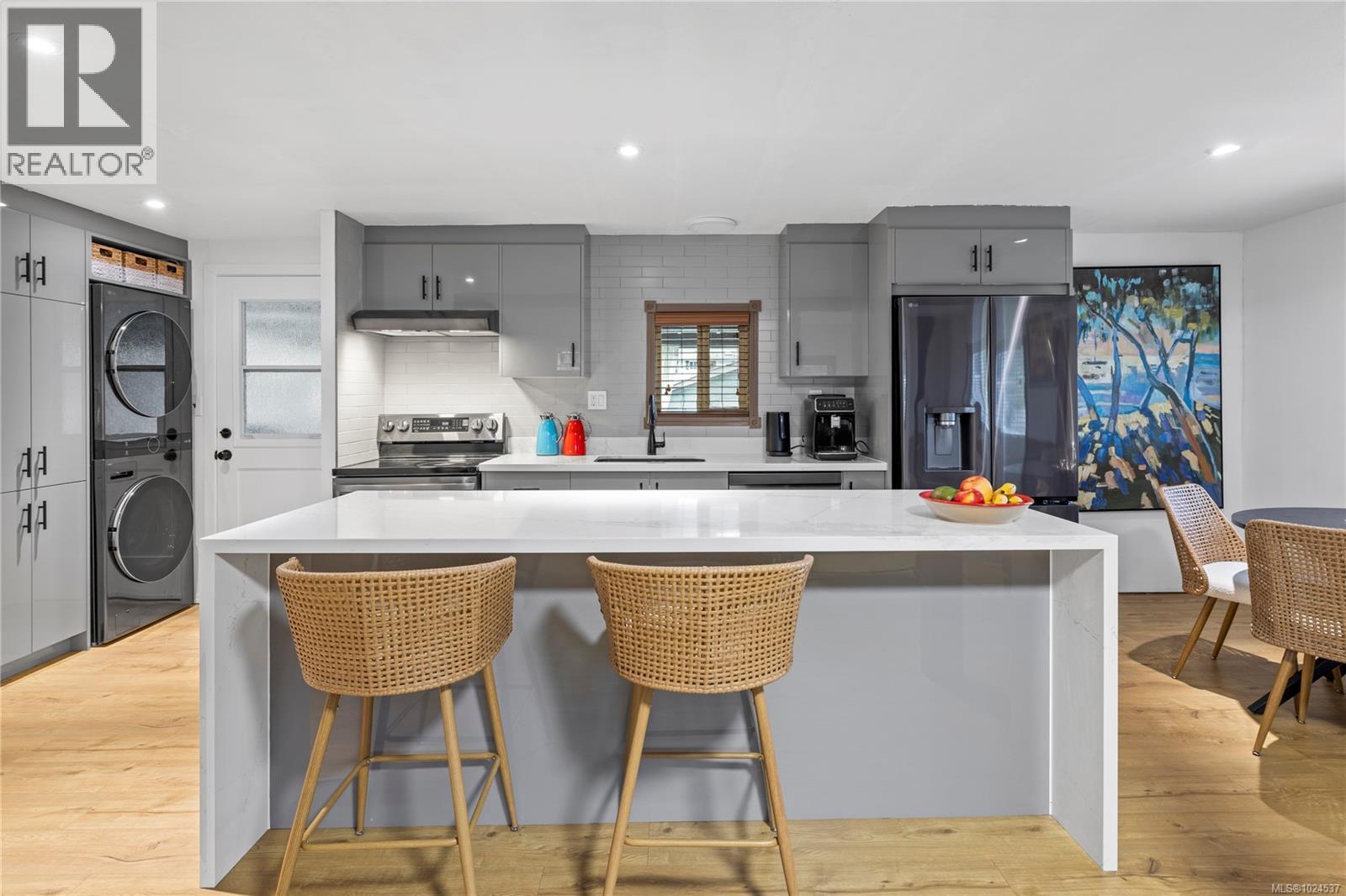 775 Barclay Cres S, French Creek