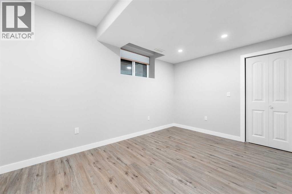 Single Family House for Sale in  Royal Ridge Manor NW Royal Oak Calgary 