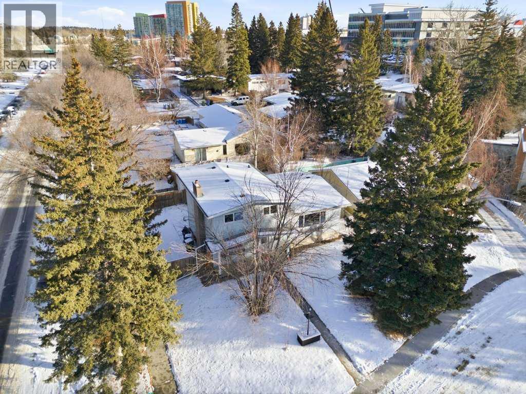 Single Family House 4 Level for Sale in  Valdes Place NW Varsity Calgary 