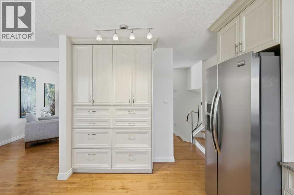 Single Family House 4 Level for Sale in  Valdes Place NW Varsity Calgary 