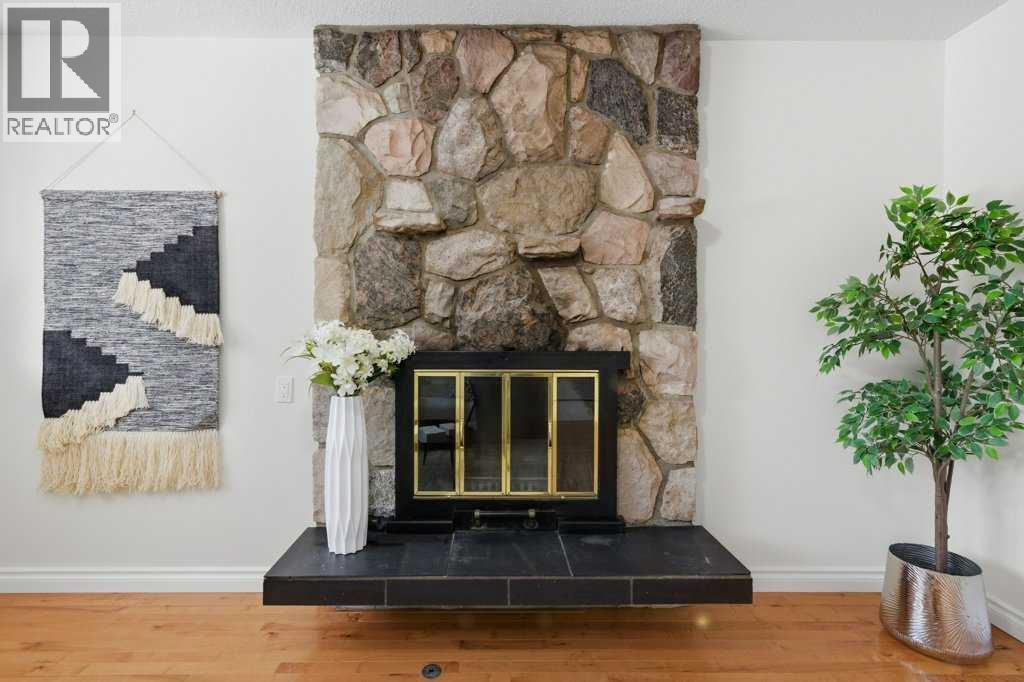 Single Family House 4 Level for Sale in  Valdes Place NW Varsity Calgary 