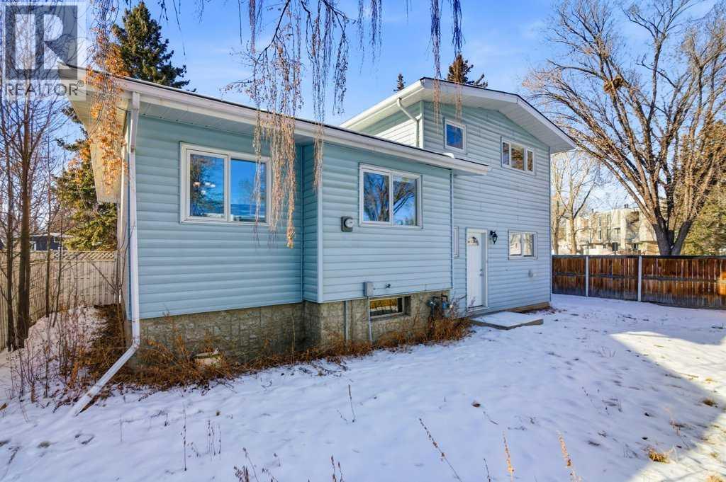 Single Family House 4 Level for Sale in  Valdes Place NW Varsity Calgary 