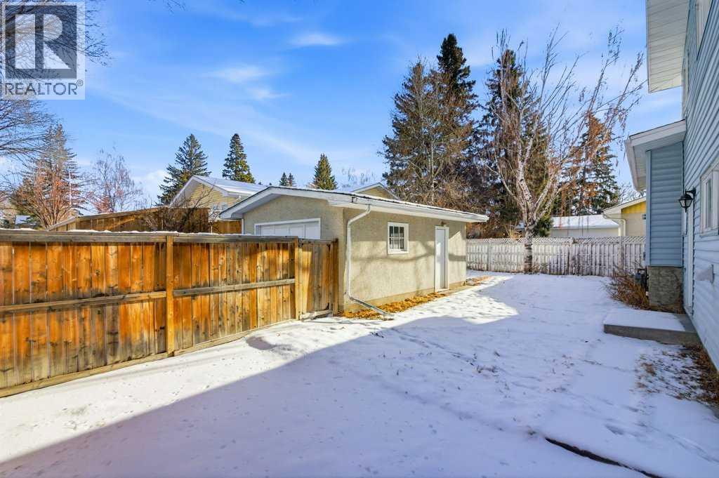 Single Family House 4 Level for Sale in  Valdes Place NW Varsity Calgary 