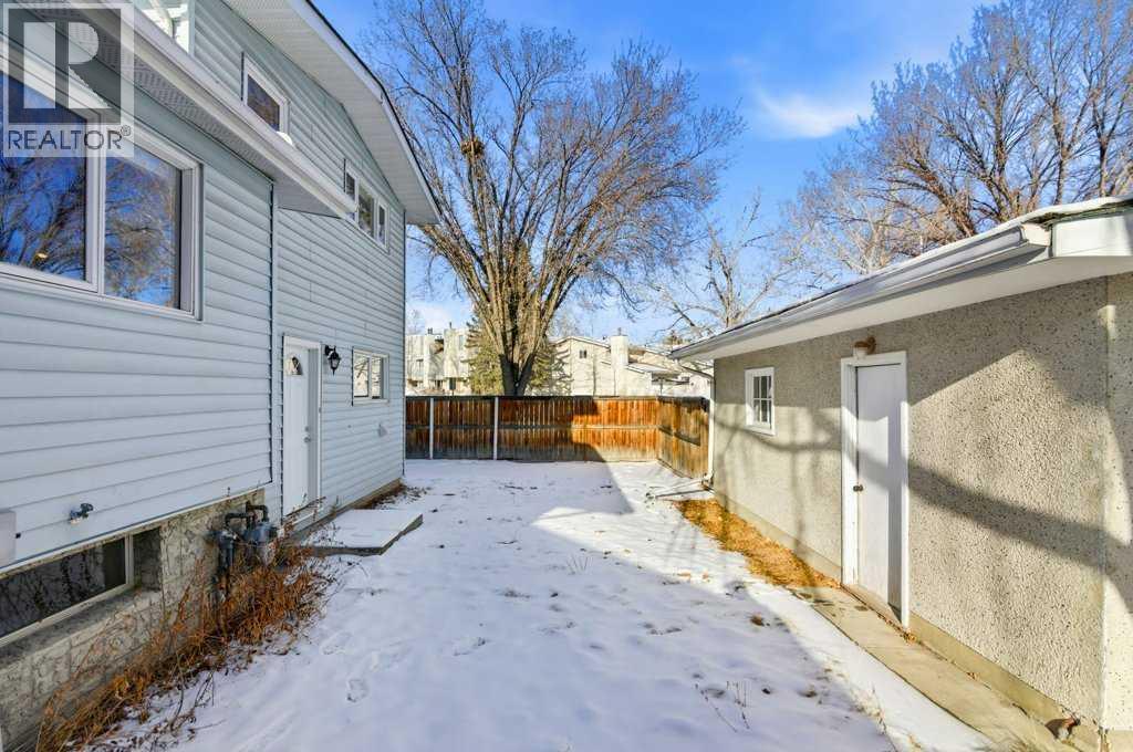 Single Family House 4 Level for Sale in  Valdes Place NW Varsity Calgary 