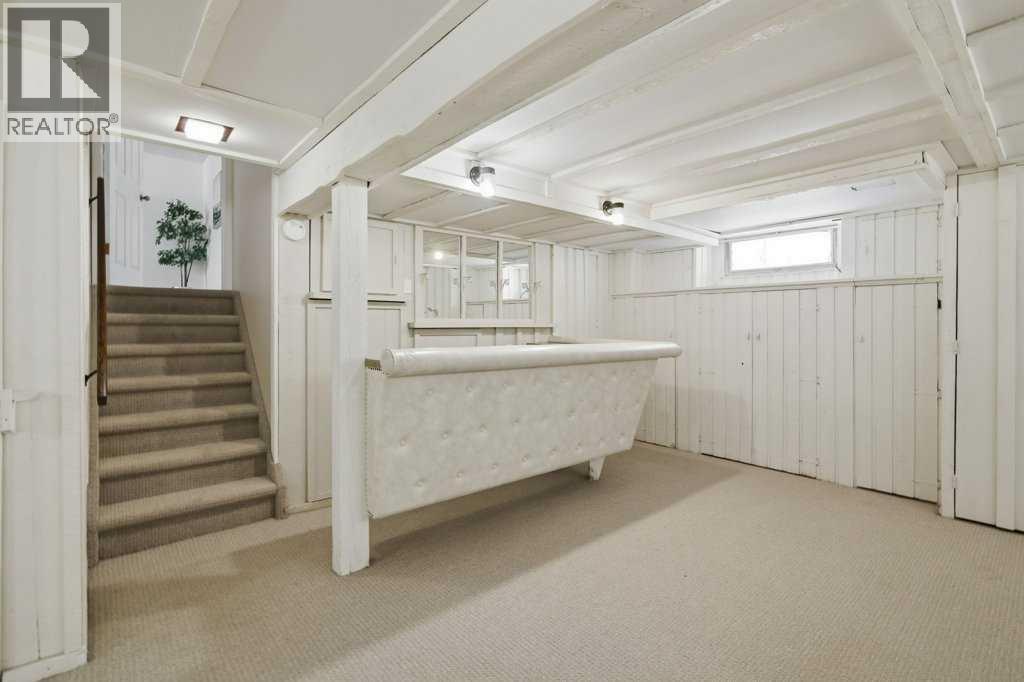 Single Family House 4 Level for Sale in  Valdes Place NW Varsity Calgary 