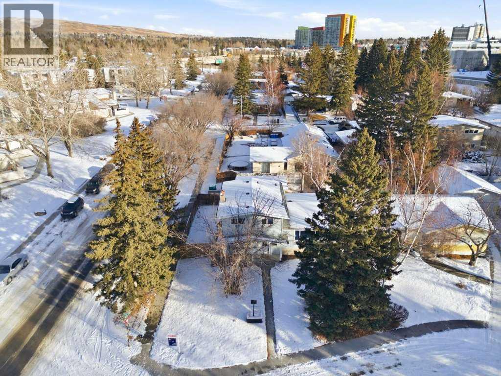 Single Family House 4 Level for Sale in  Valdes Place NW Varsity Calgary 