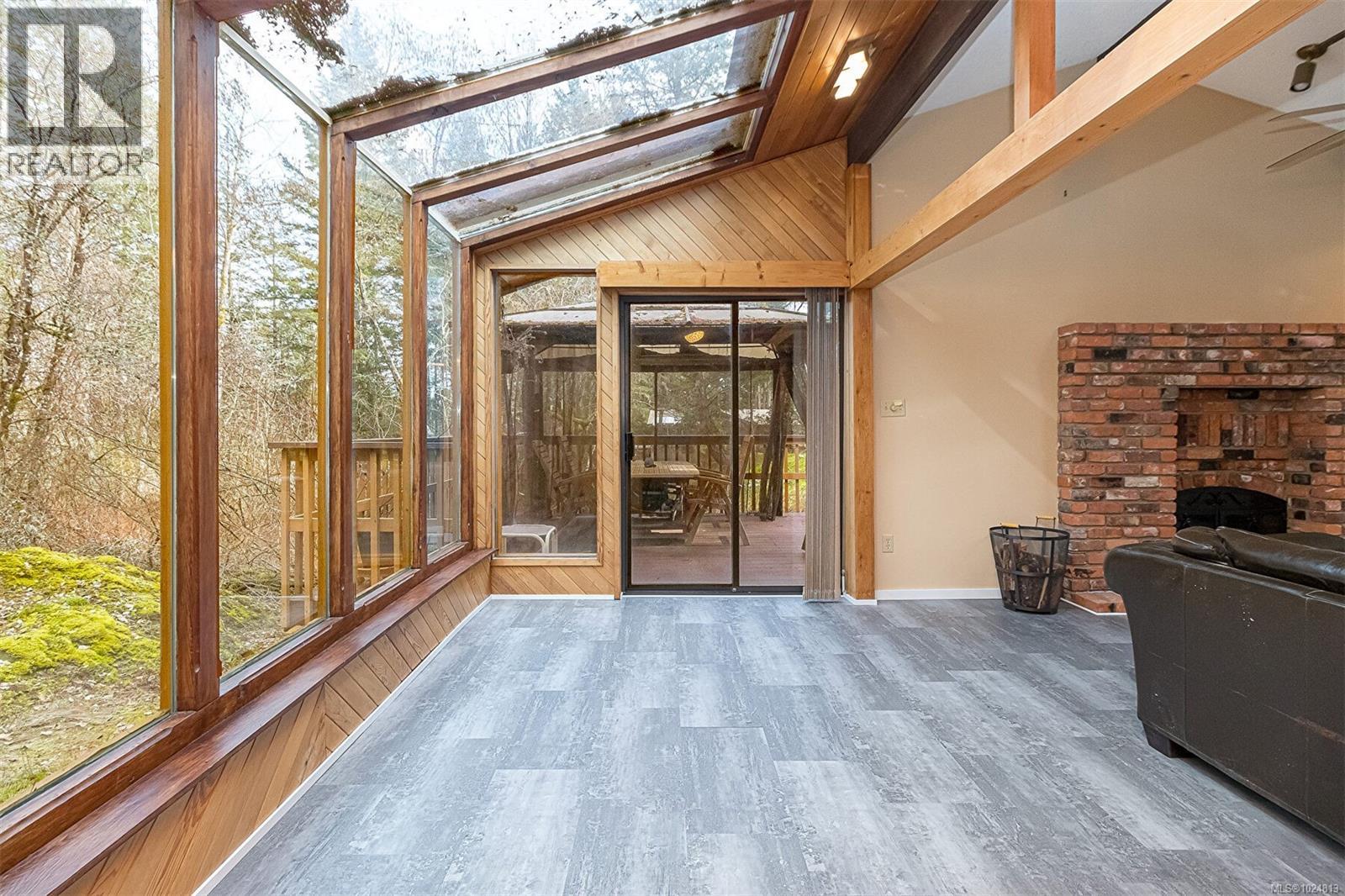  2298 Munn Road, Highlands