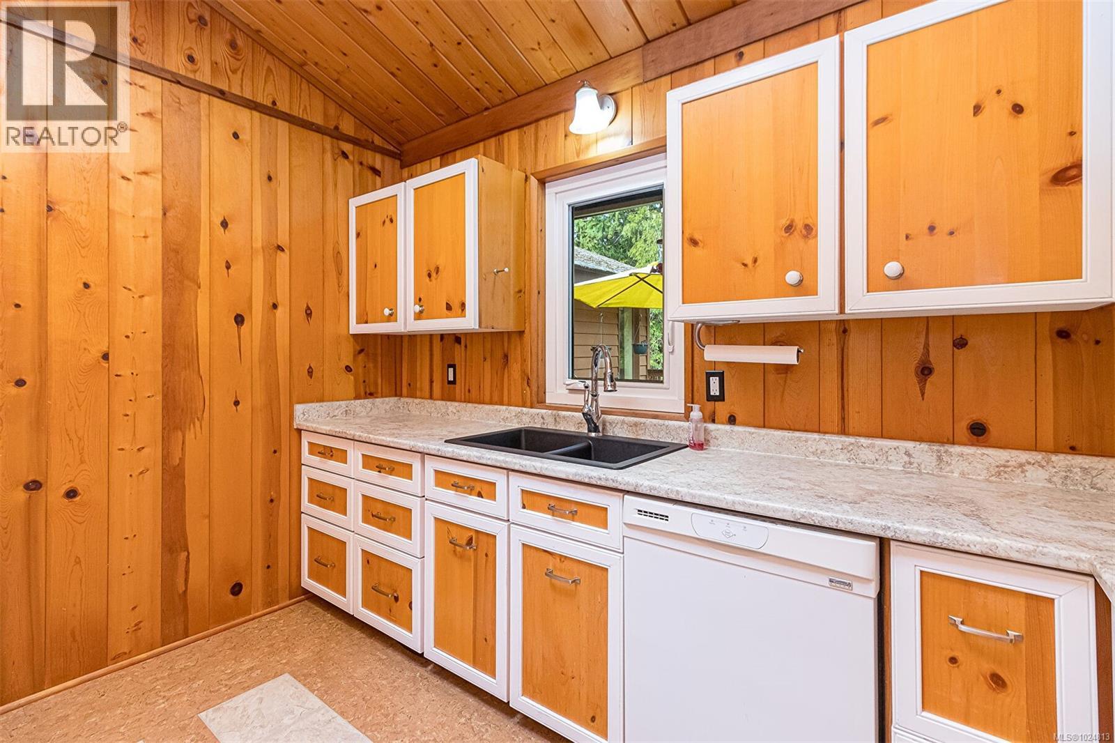  2298 Munn Road, Highlands