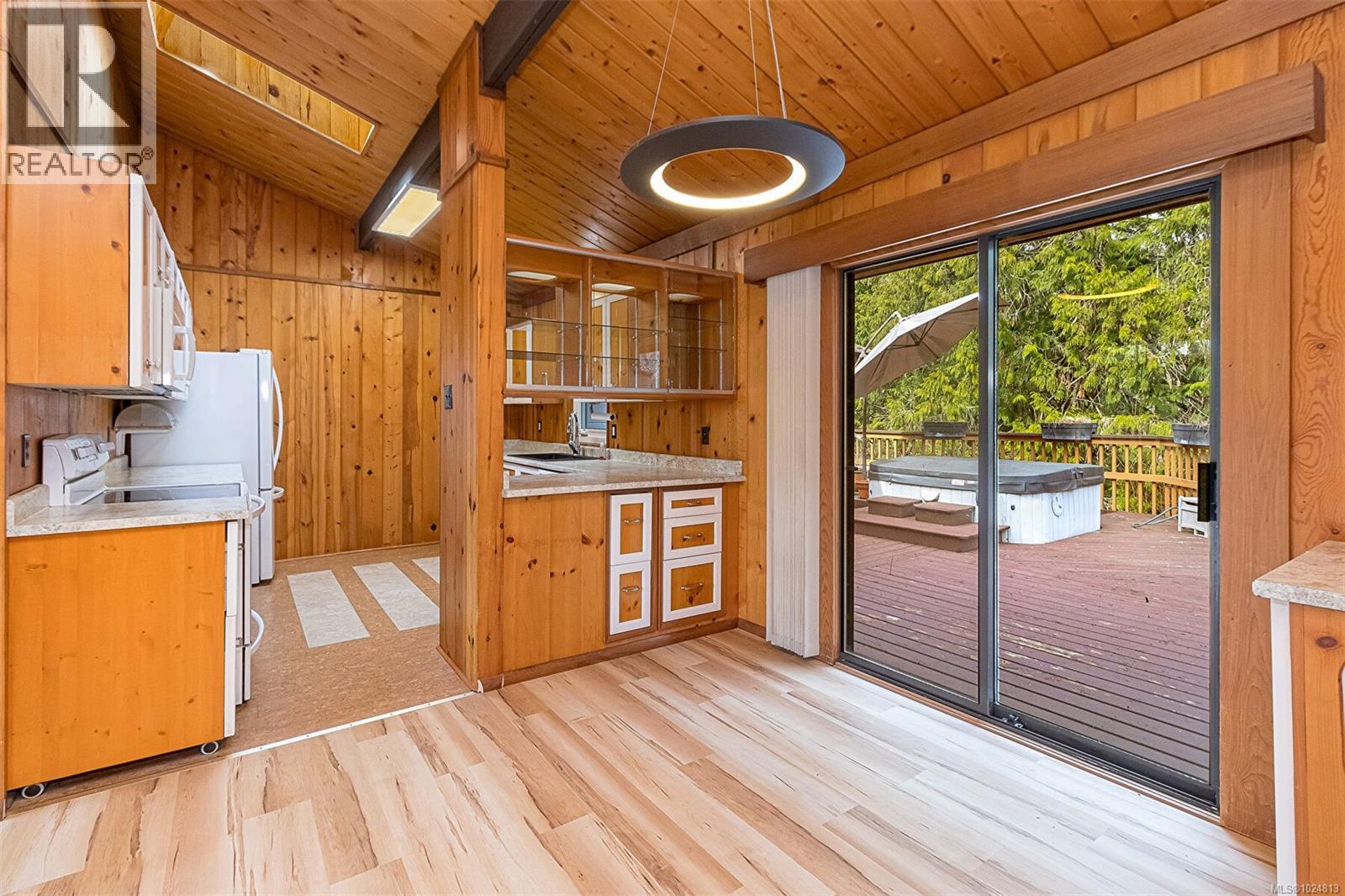  2298 Munn Road, Highlands