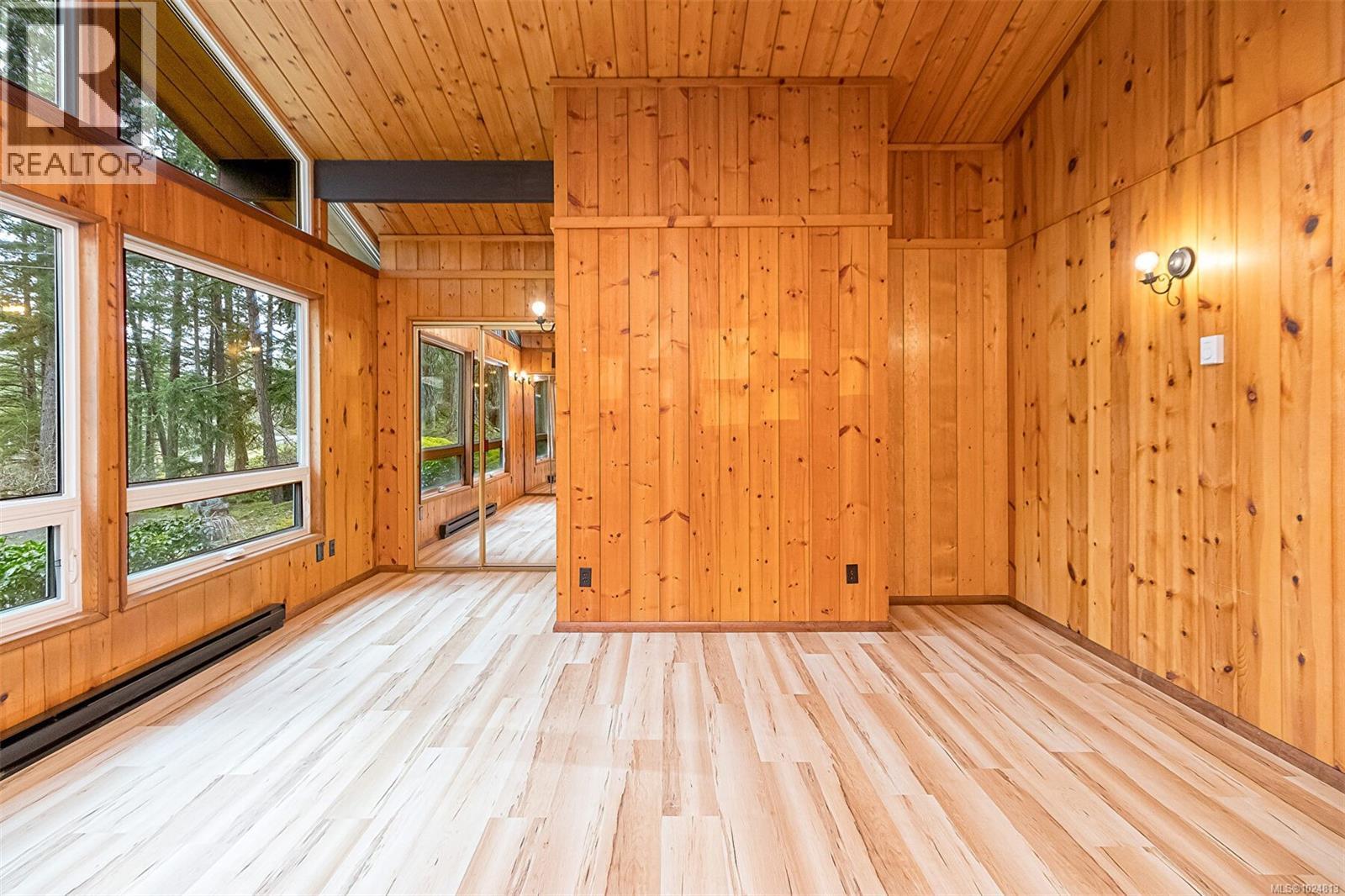  2298 Munn Road, Highlands