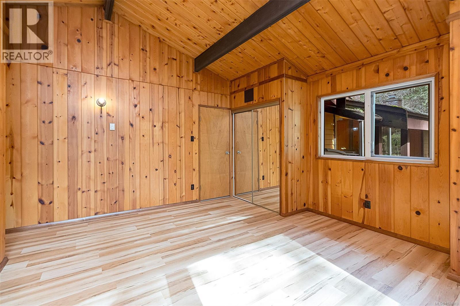  2298 Munn Road, Highlands