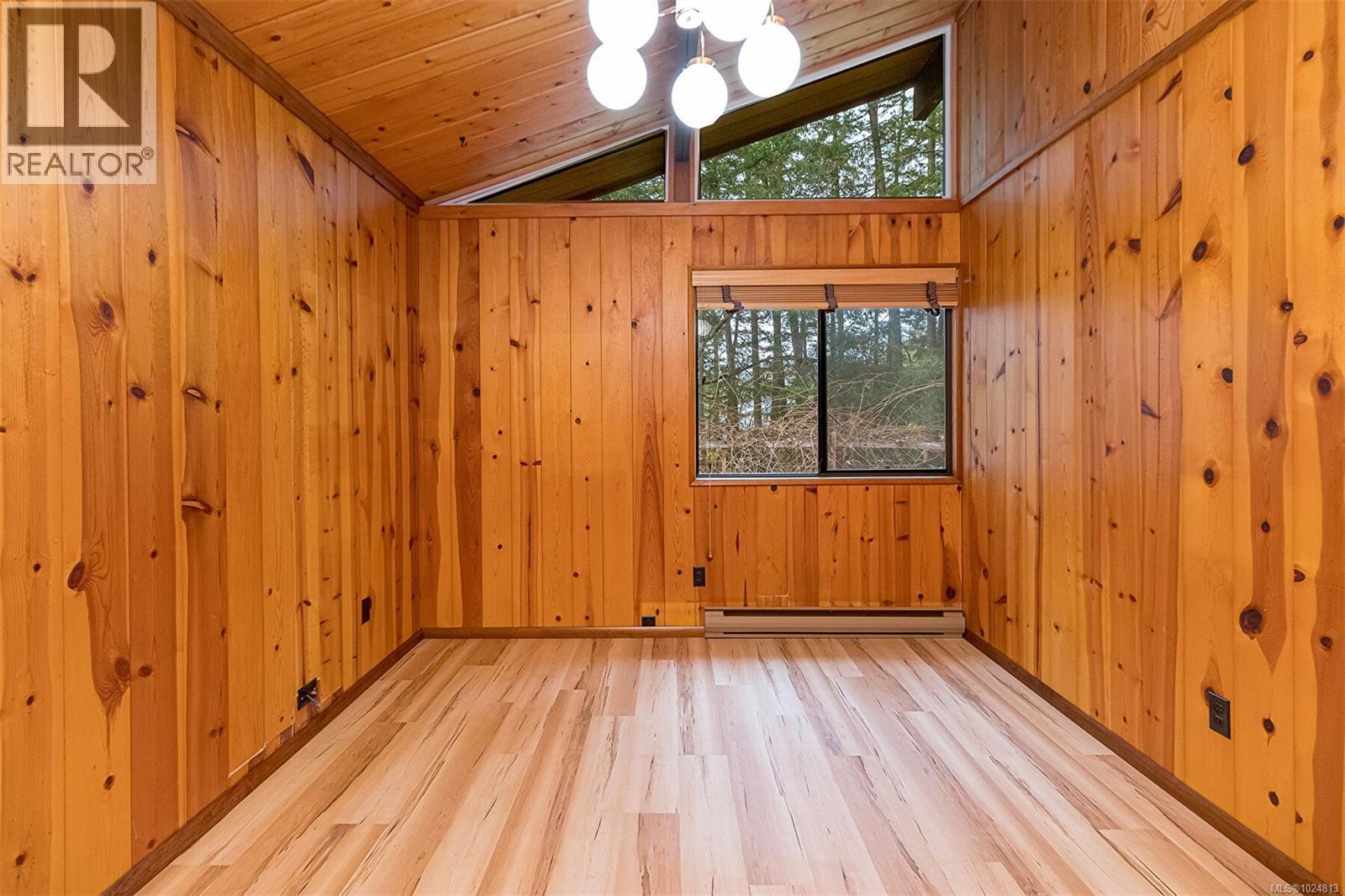  2298 Munn Road, Highlands