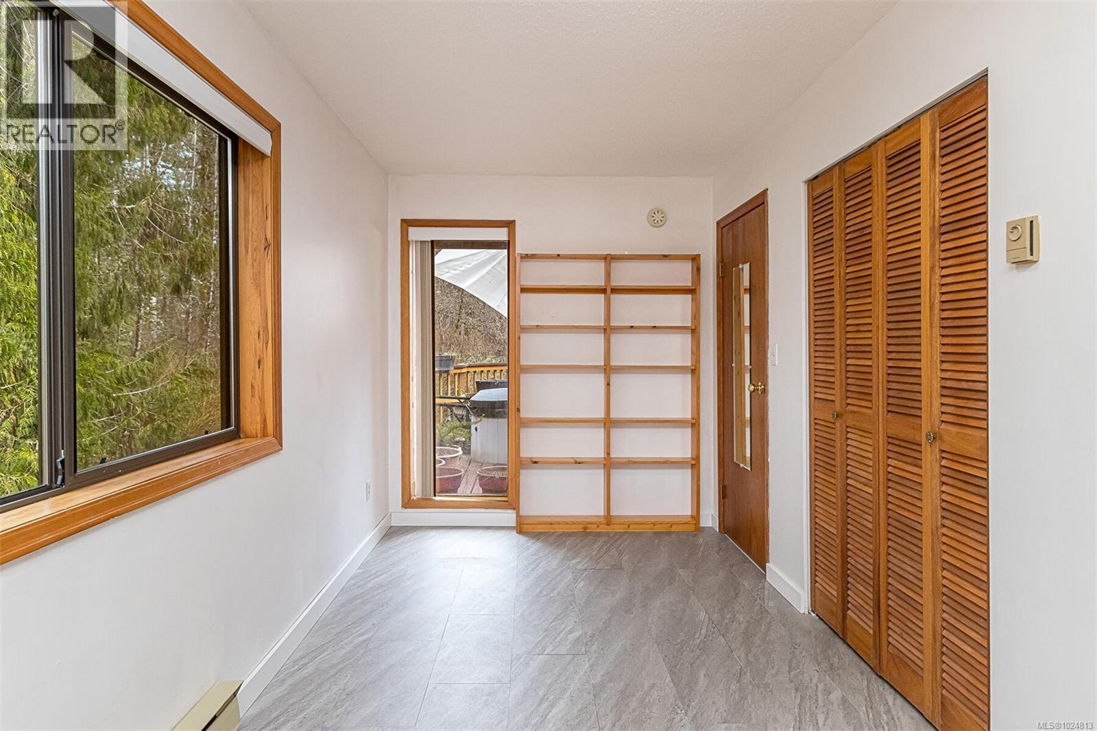  2298 Munn Road, Highlands