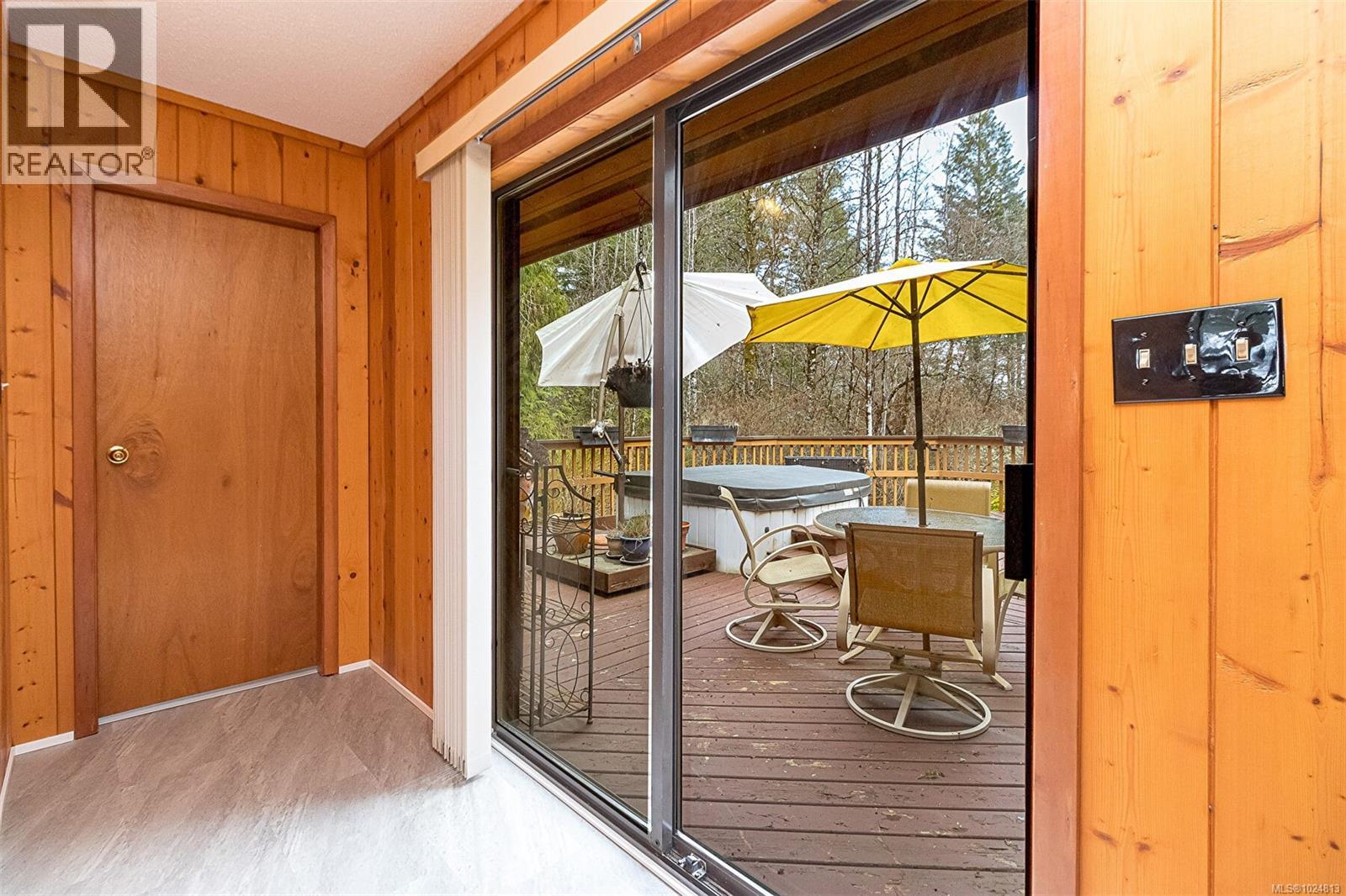  2298 Munn Road, Highlands