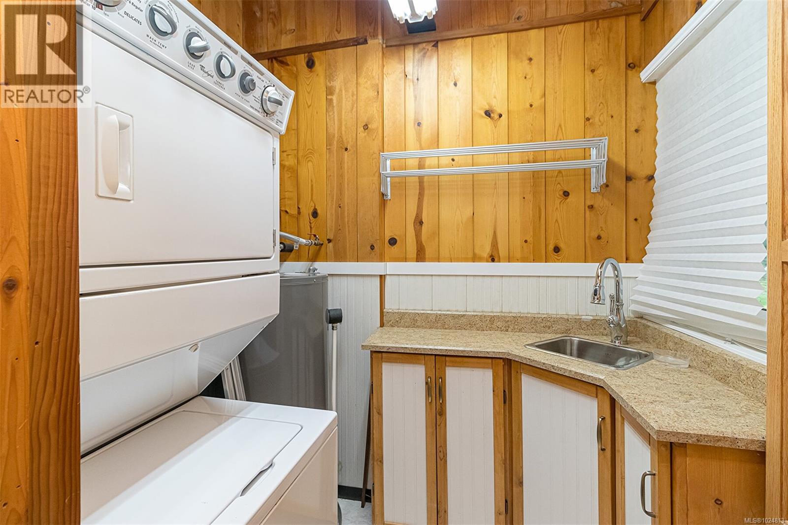  2298 Munn Road, Highlands