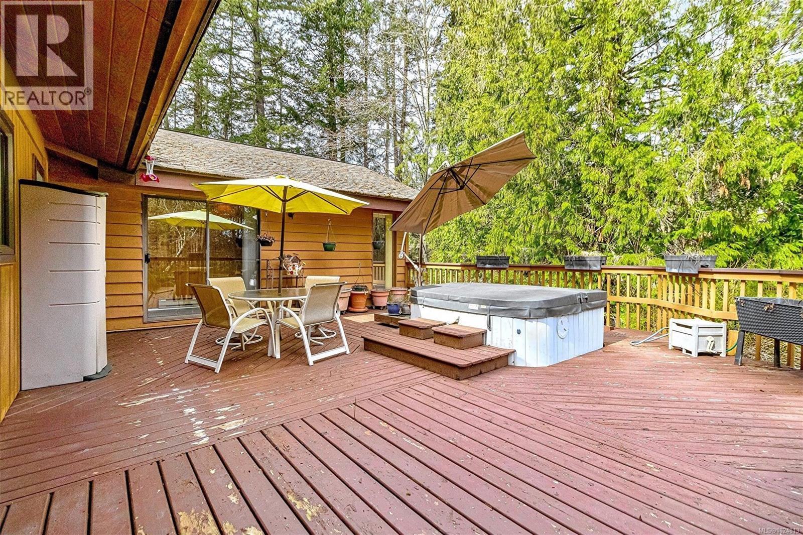  2298 Munn Road, Highlands