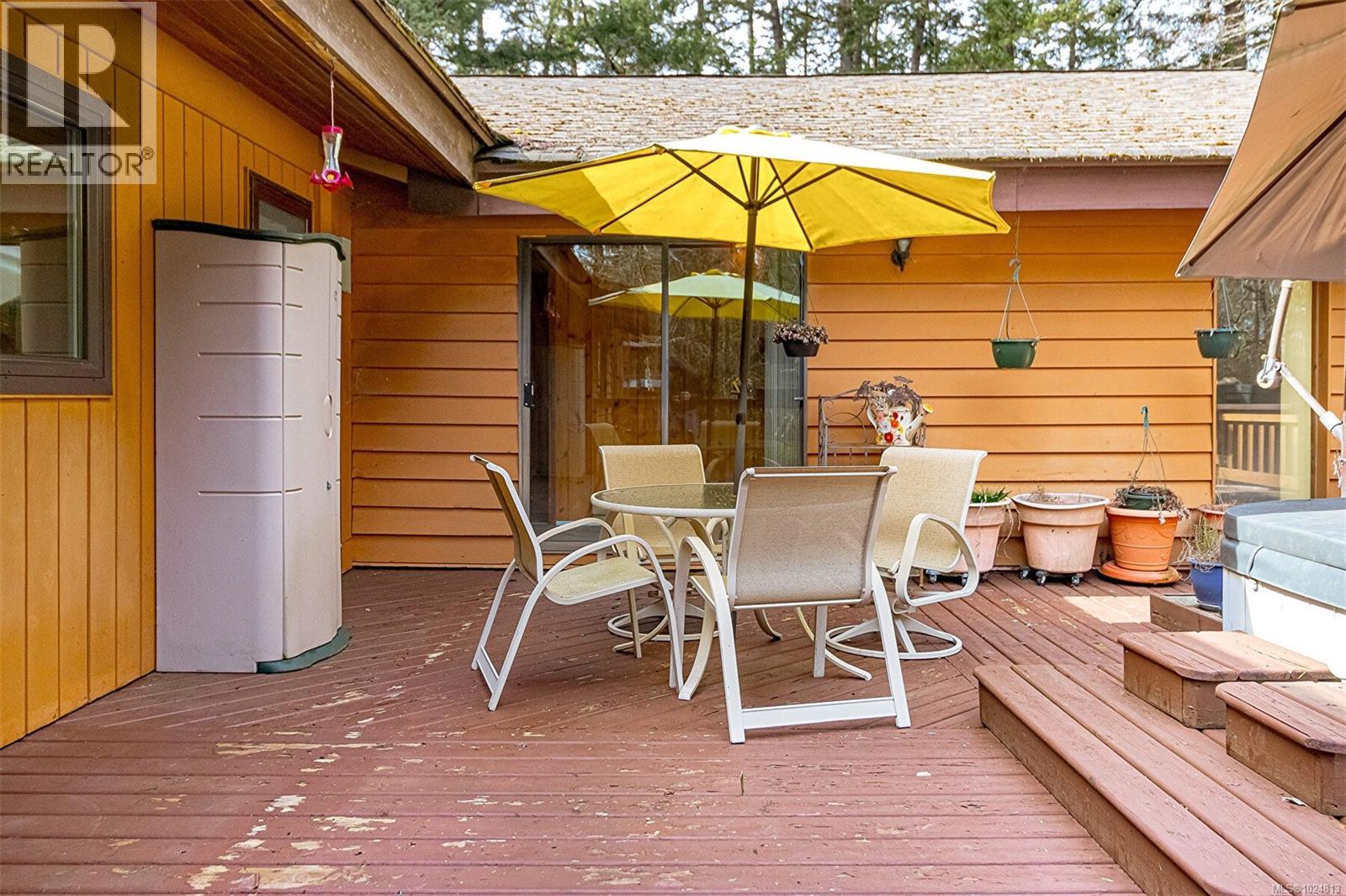  2298 Munn Road, Highlands