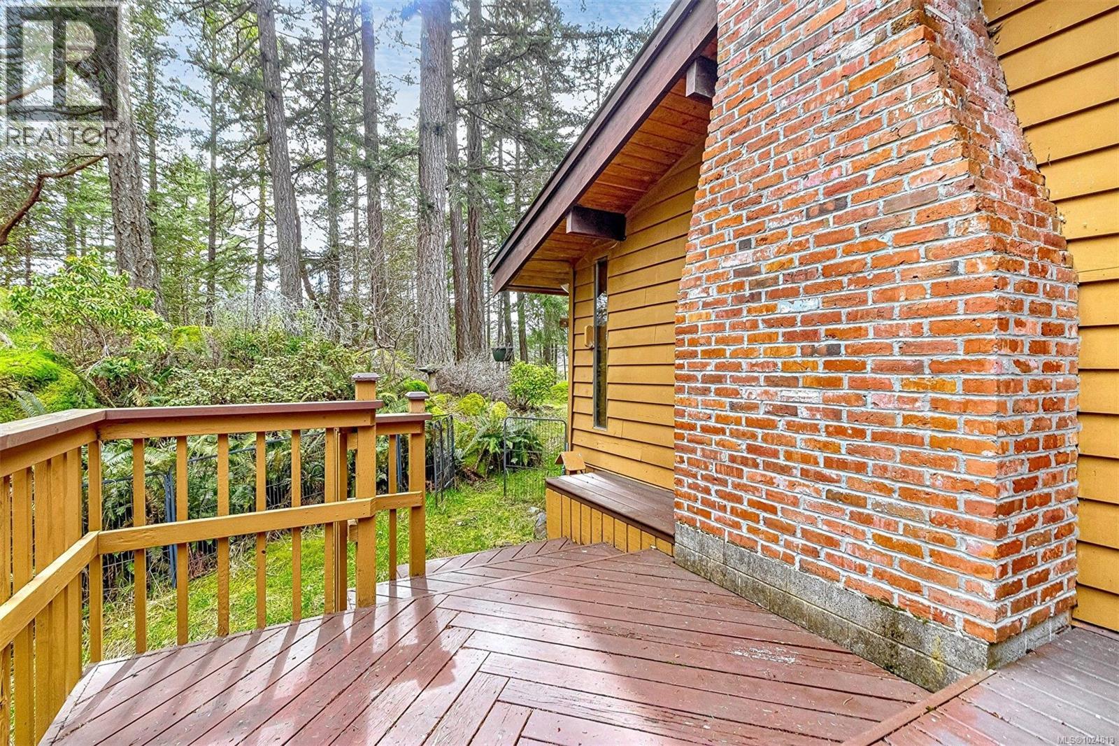  2298 Munn Road, Highlands