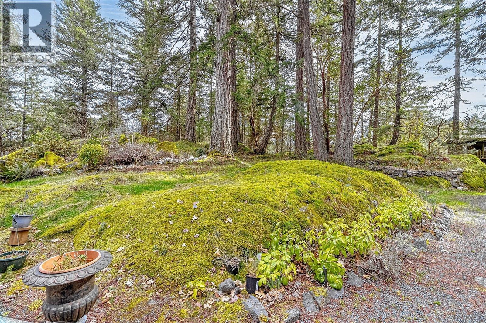  2298 Munn Road, Highlands