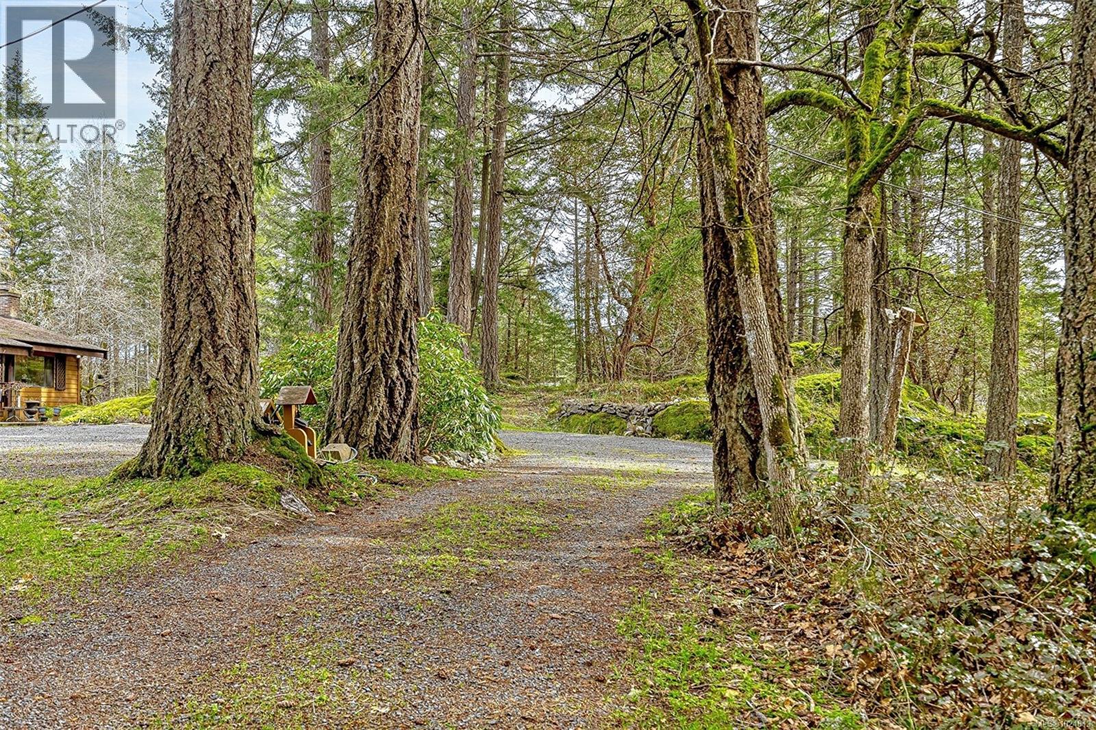  2298 Munn Road, Highlands