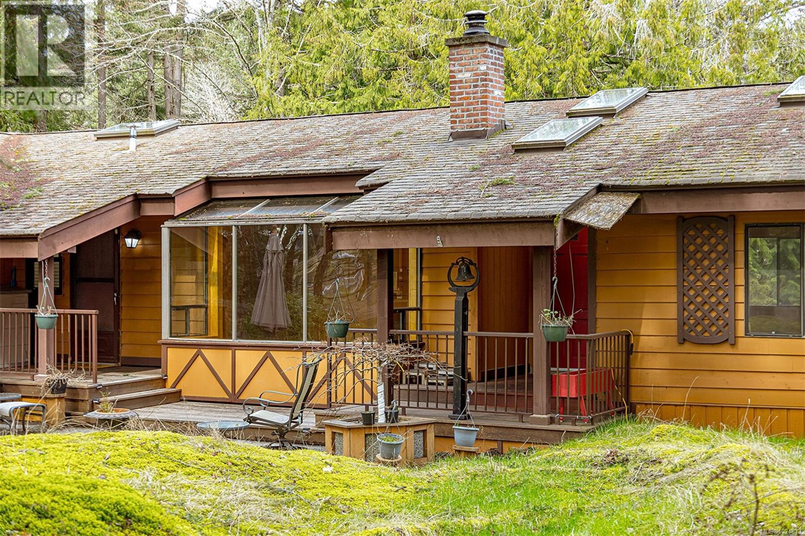  2298 Munn Road, Highlands