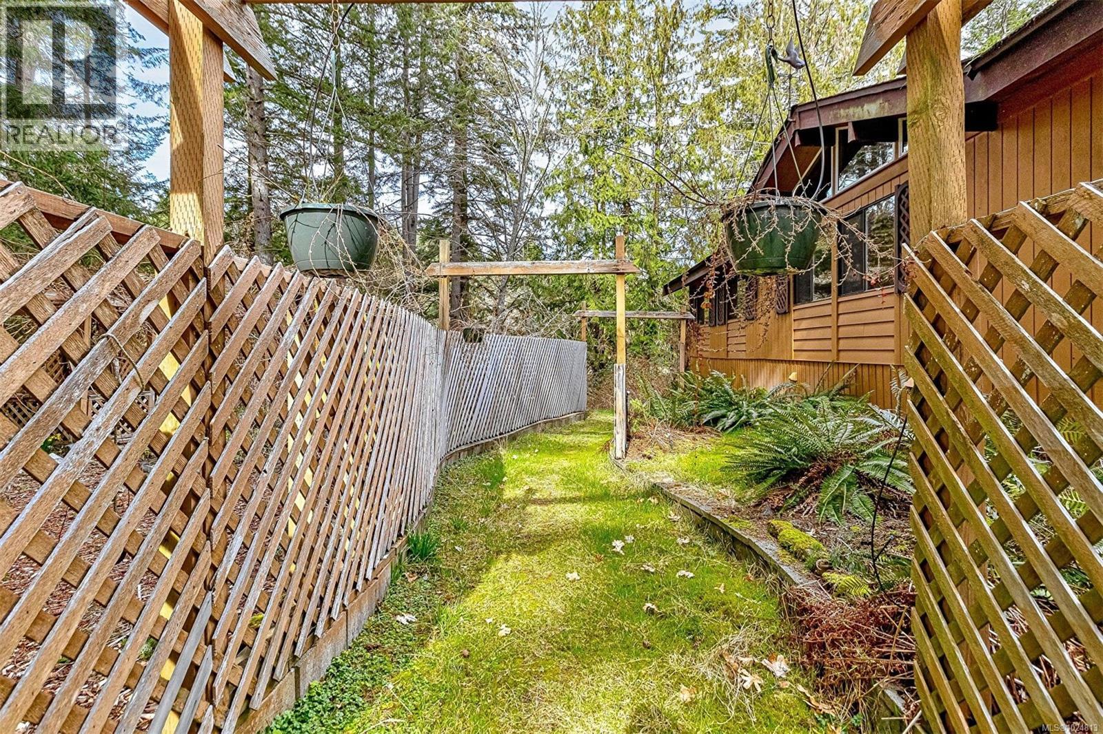  2298 Munn Road, Highlands