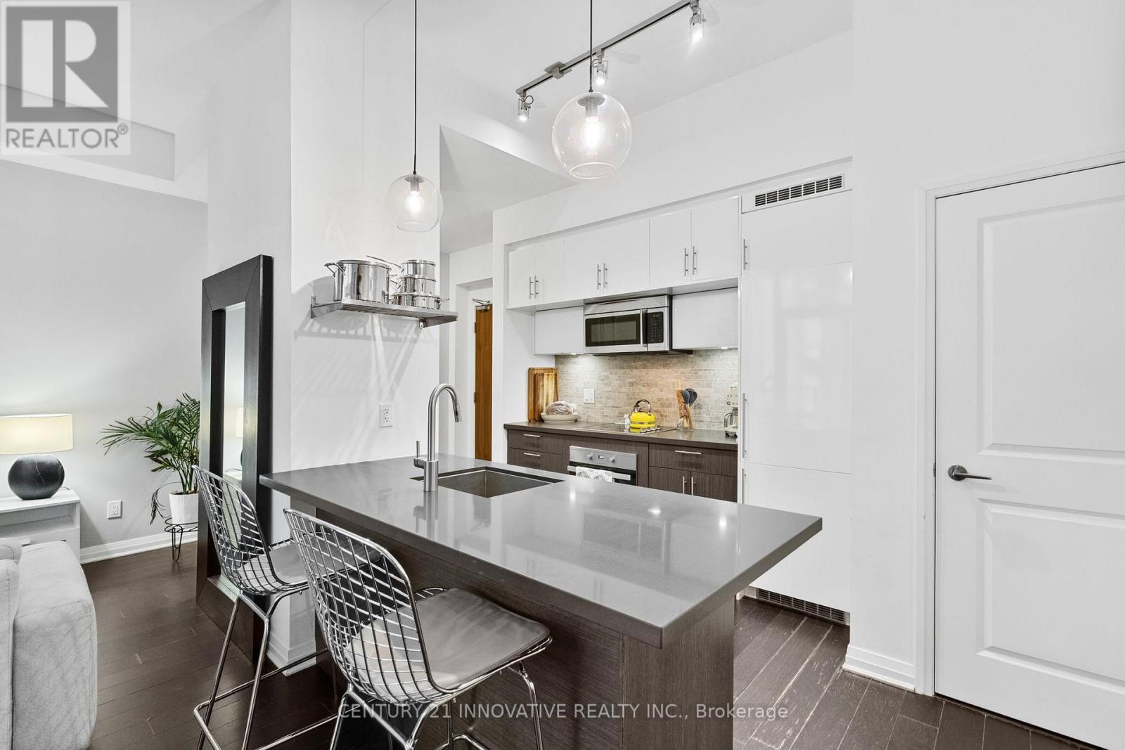 #507 8 MERCER STREET - 16