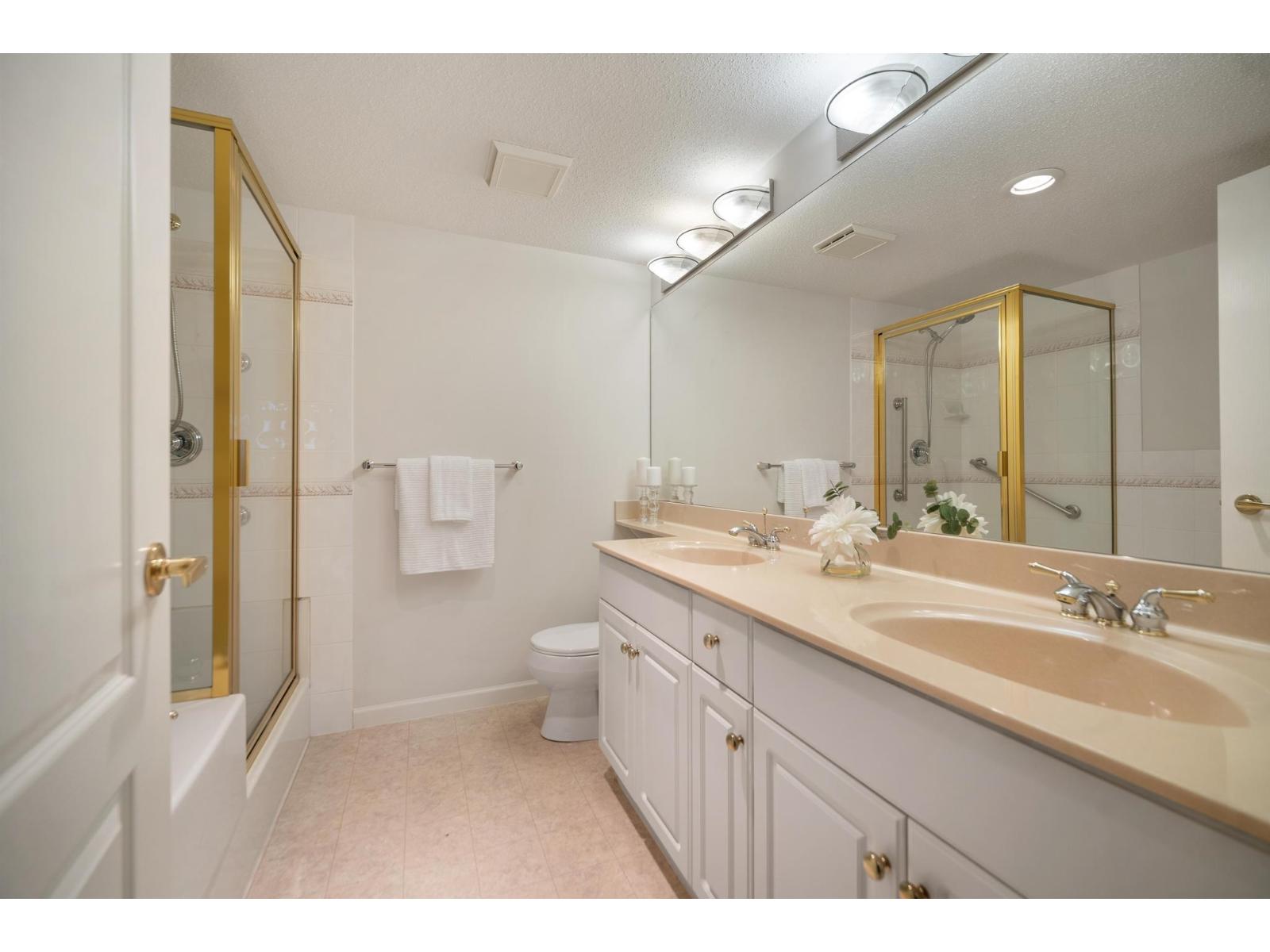 205 1929 154 STREET, Surrey