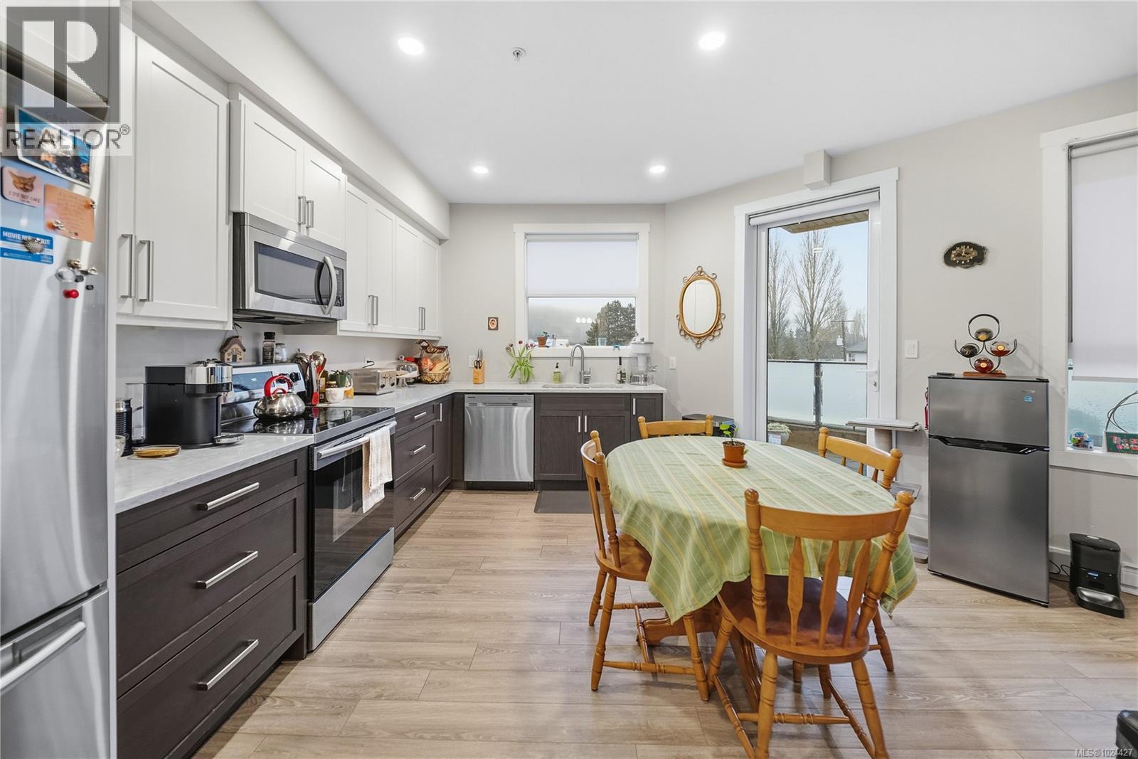 #205 525 THIRD ST - Image 2