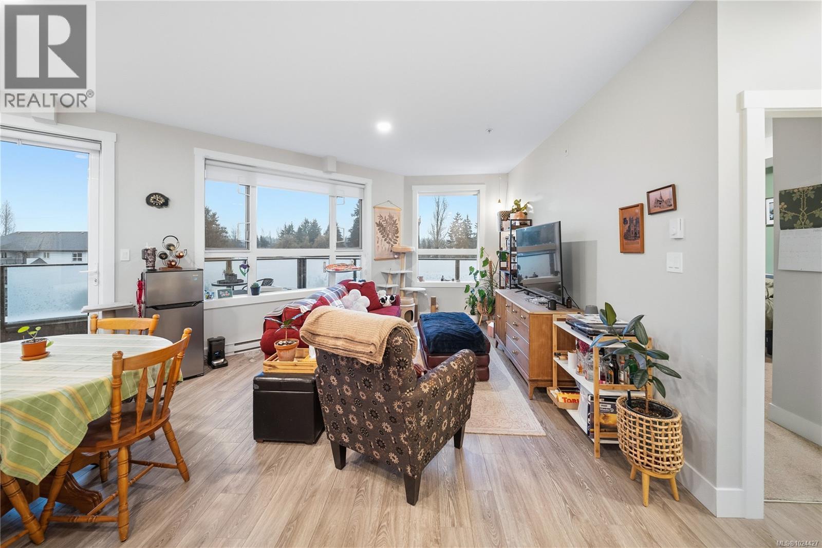 #205 525 THIRD ST - Image 3