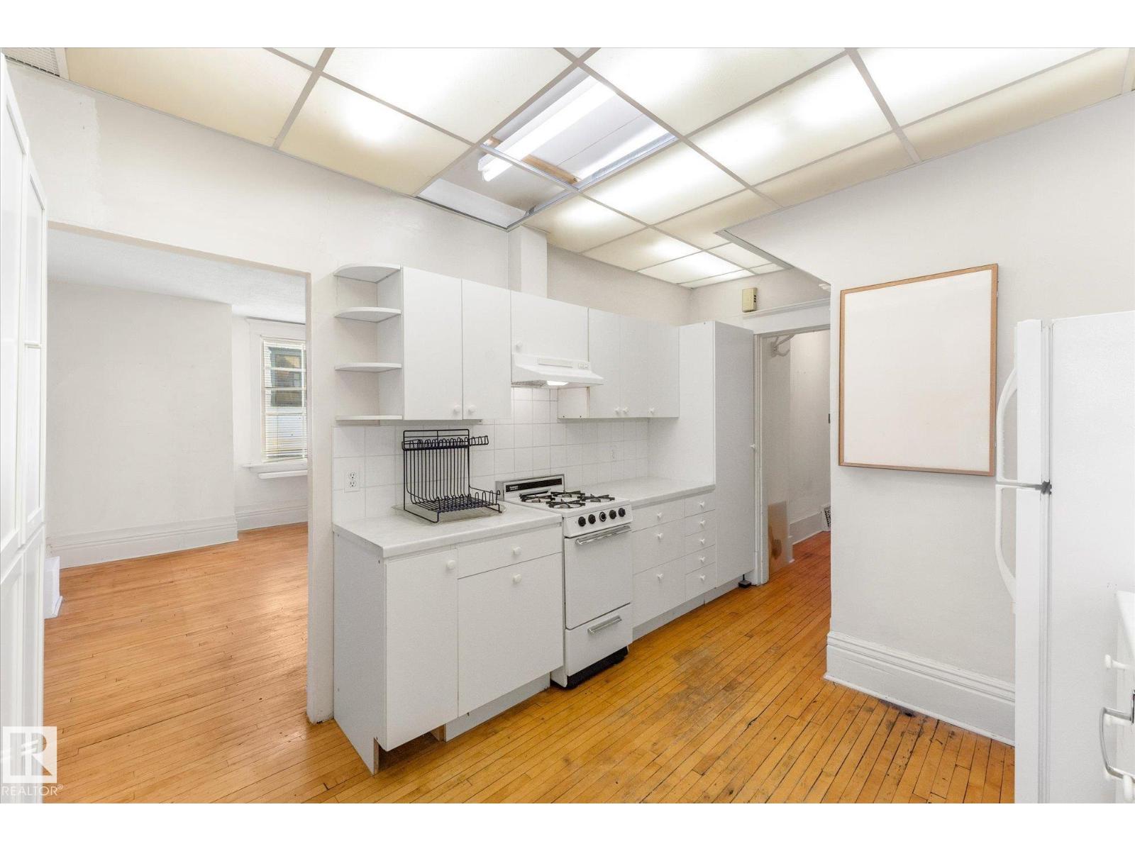 
          10921 126 Street NW
            <br/>
            <span>Edmonton</span>
            , 
            <span>AB</span>
             <span>T5M0P4</span>
         - Photo 12