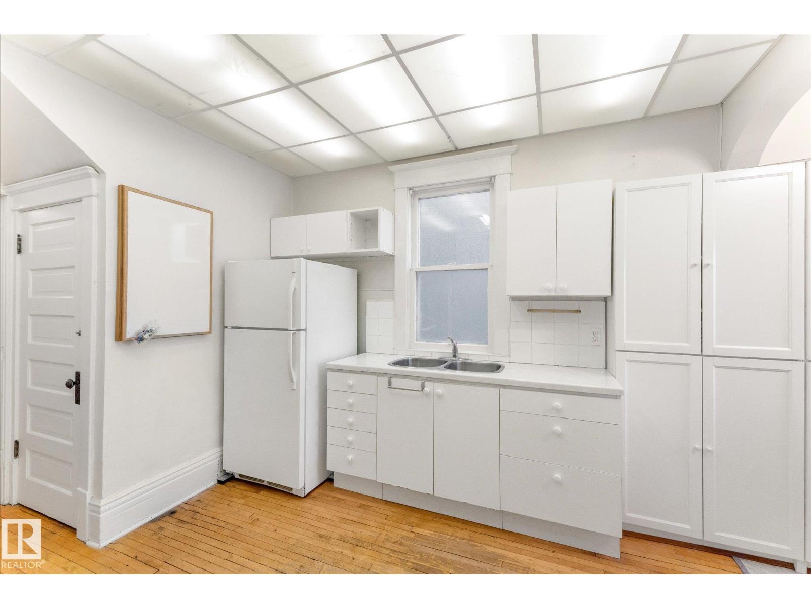 
          10921 126 Street NW
            <br/>
            <span>Edmonton</span>
            , 
            <span>AB</span>
             <span>T5M0P4</span>
         - Photo 24