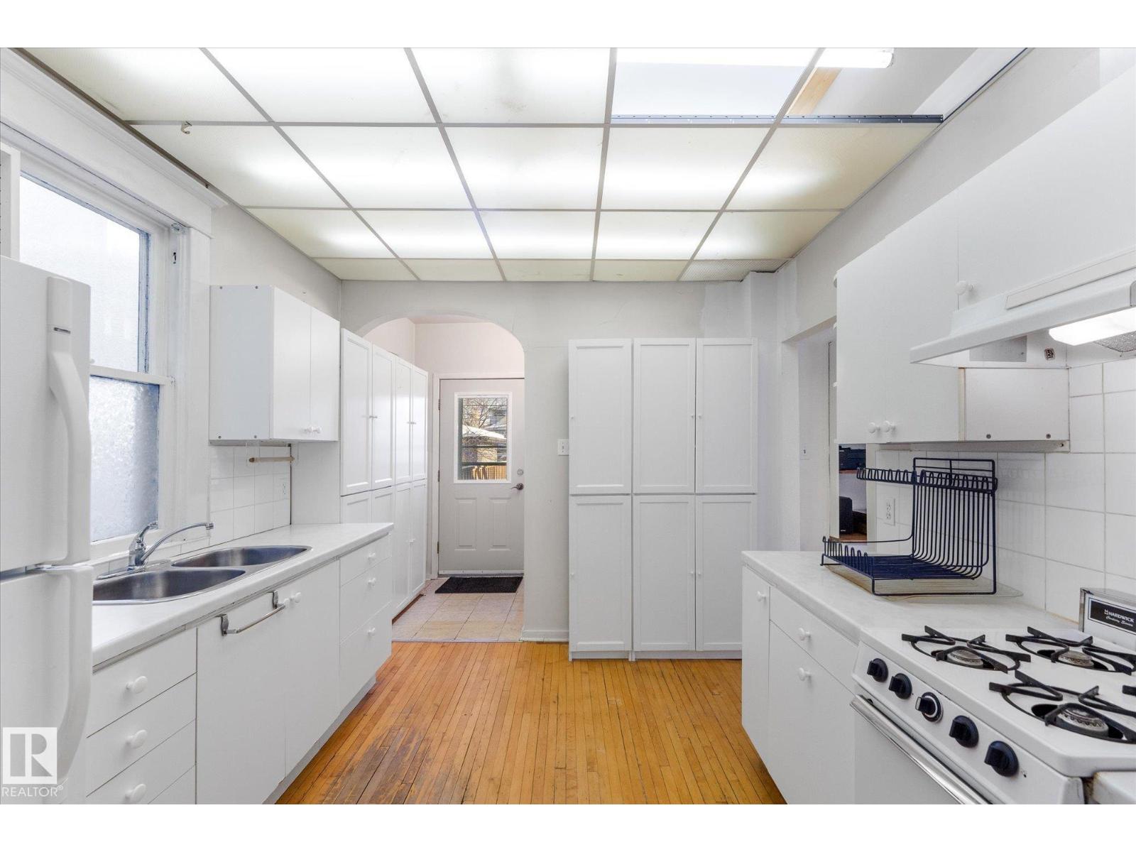 
          10921 126 Street NW
            <br/>
            <span>Edmonton</span>
            , 
            <span>AB</span>
             <span>T5M0P4</span>
         - Photo 10