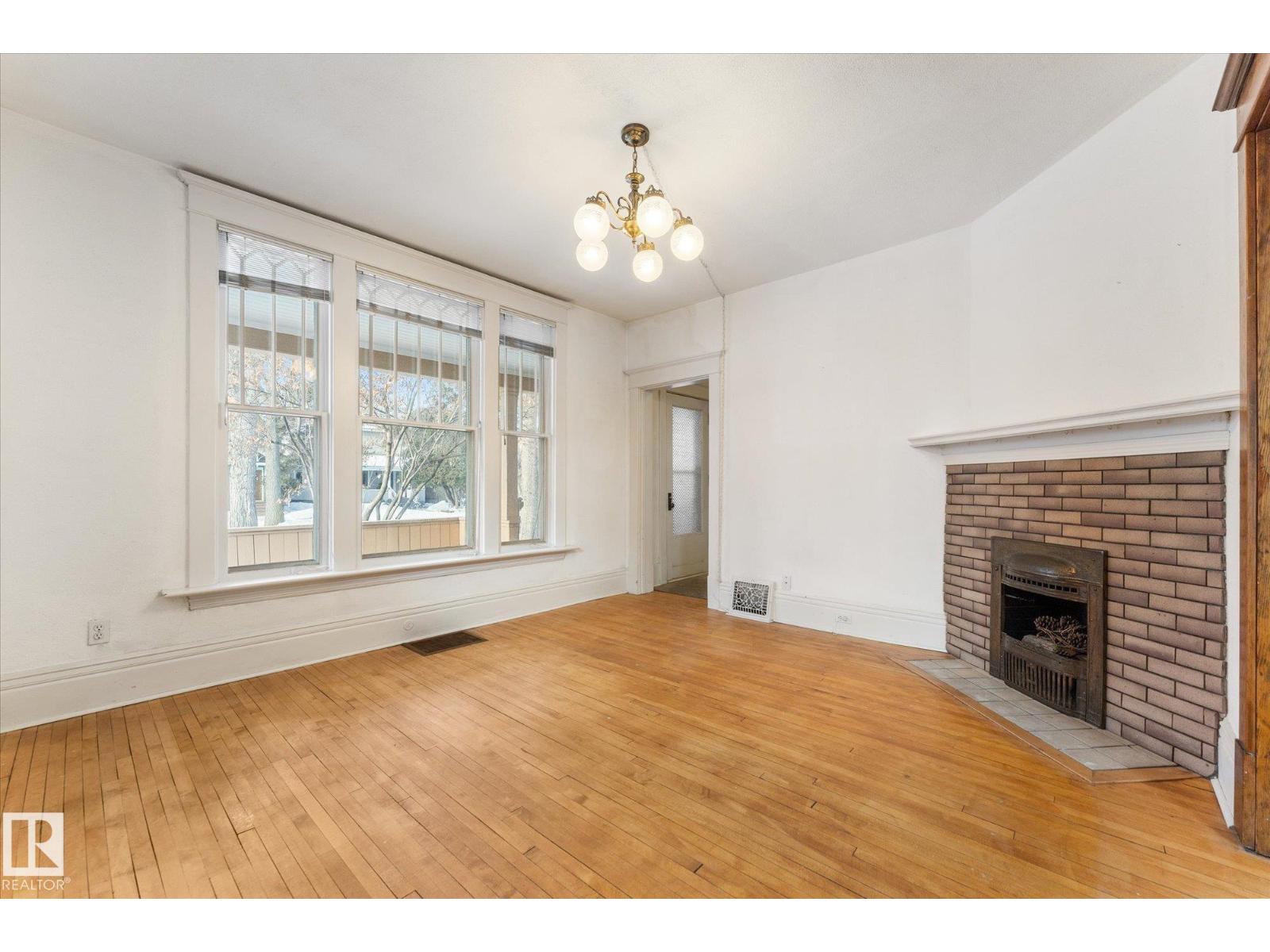 
          10921 126 Street NW
            <br/>
            <span>Edmonton</span>
            , 
            <span>AB</span>
             <span>T5M0P4</span>
         - Photo 27