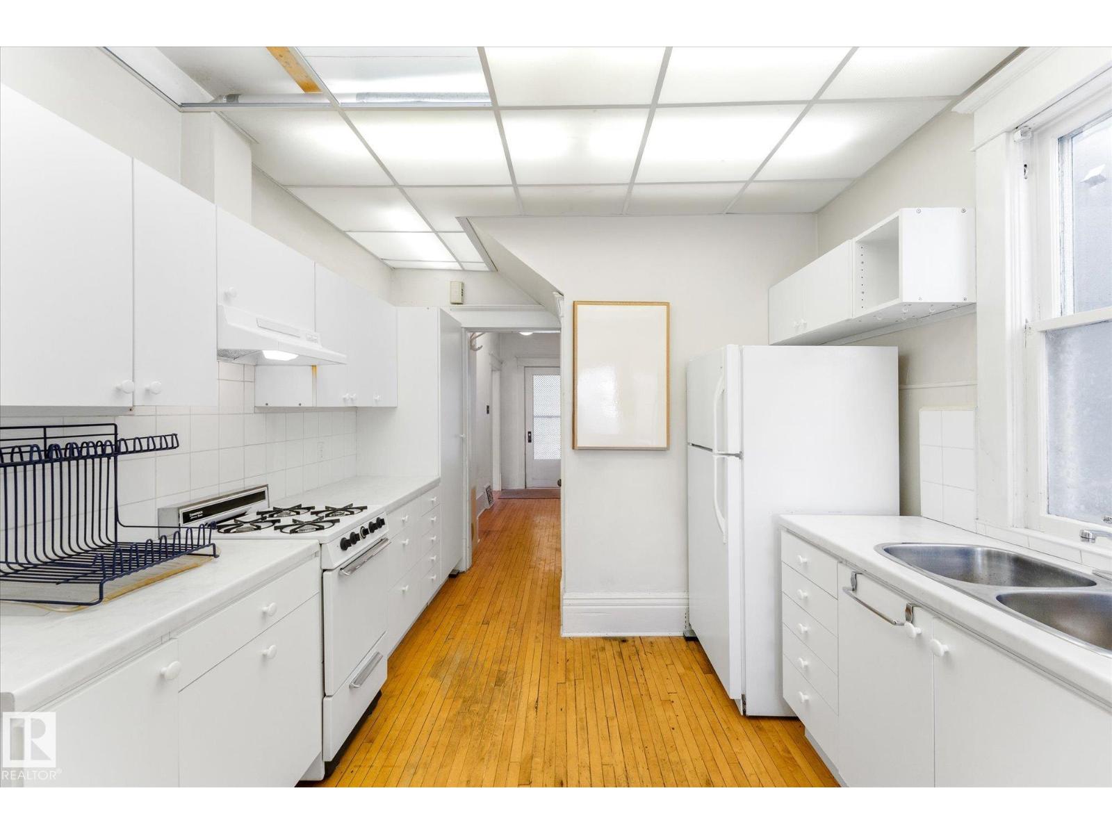 
          10921 126 Street NW
            <br/>
            <span>Edmonton</span>
            , 
            <span>AB</span>
             <span>T5M0P4</span>
         - Photo 6