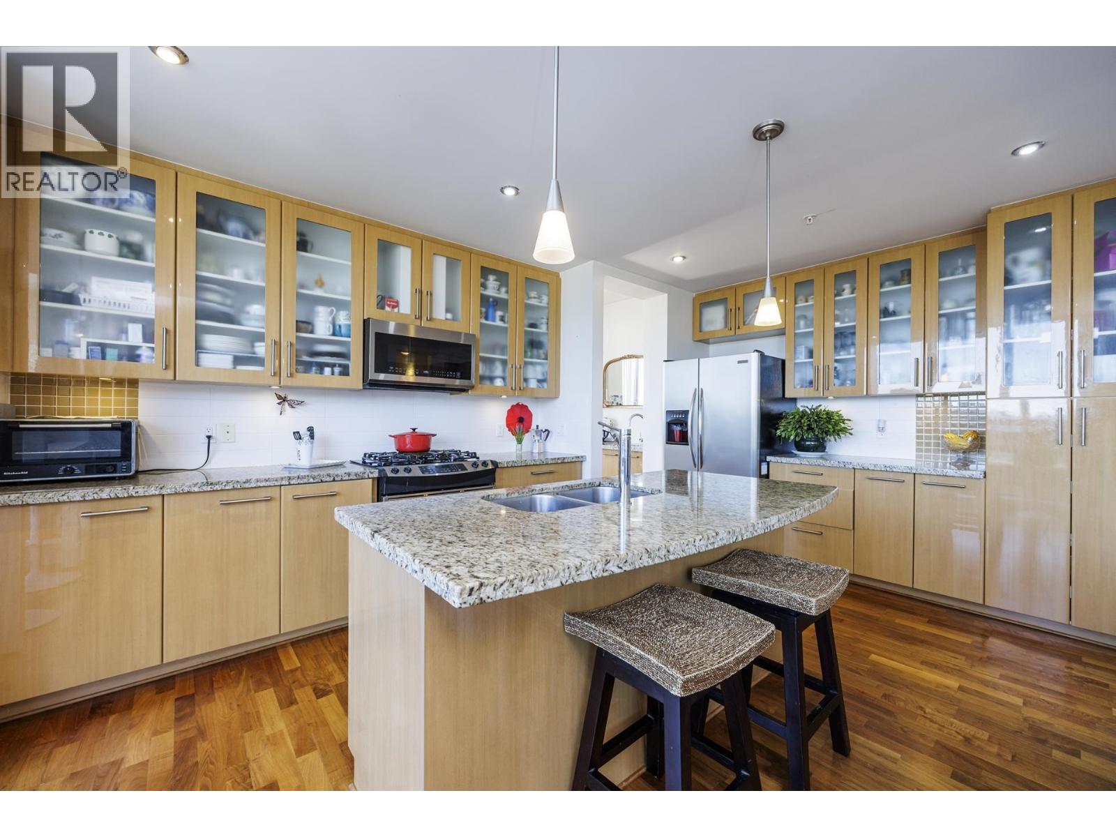 1702 121 W 16TH STREET, North Vancouver