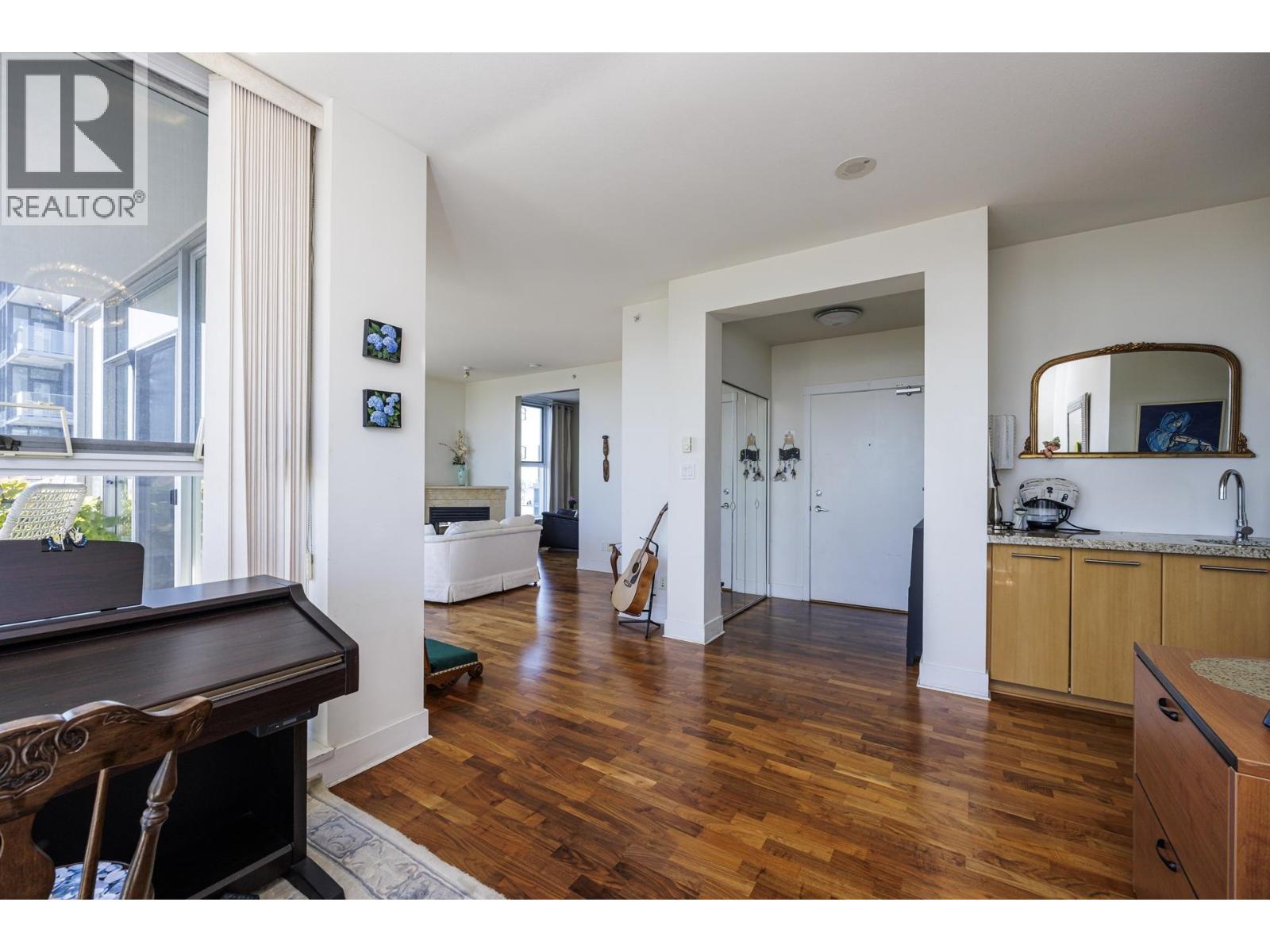 1702 121 W 16TH STREET, North Vancouver