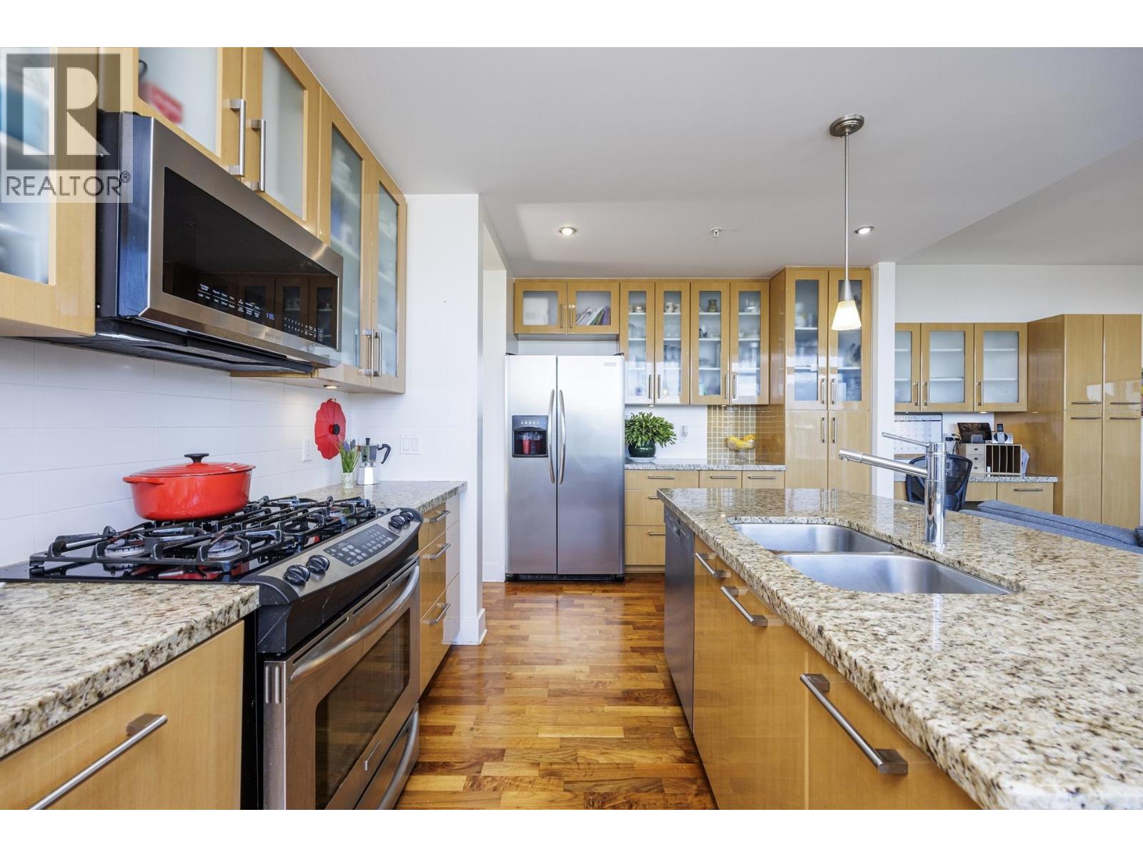 1702 121 W 16TH STREET, North Vancouver