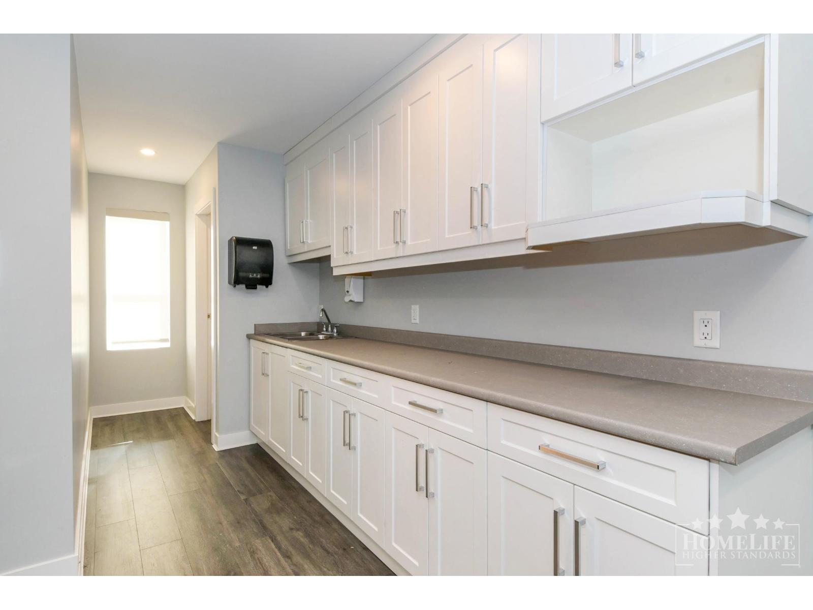 Office in Surrey - Image 16