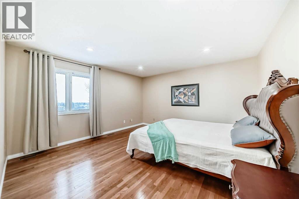 Single Family House for Sale in  Signal Hill Drive SW Signal Hill Calgary 