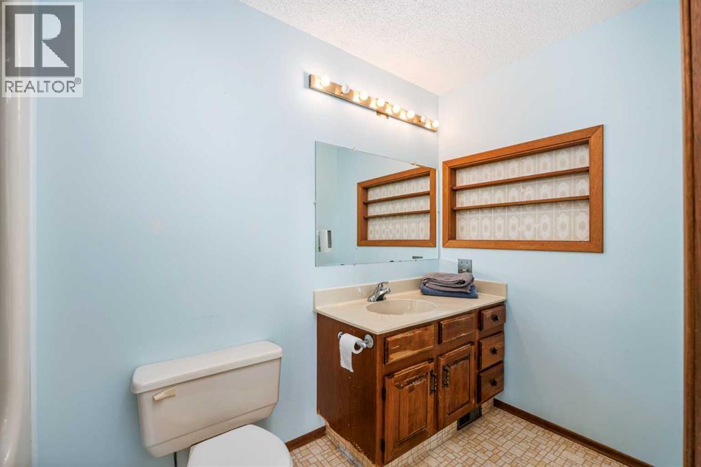 Single Family House 4 Level for Sale in  Woodborough Road SW Woodbine Calgary 