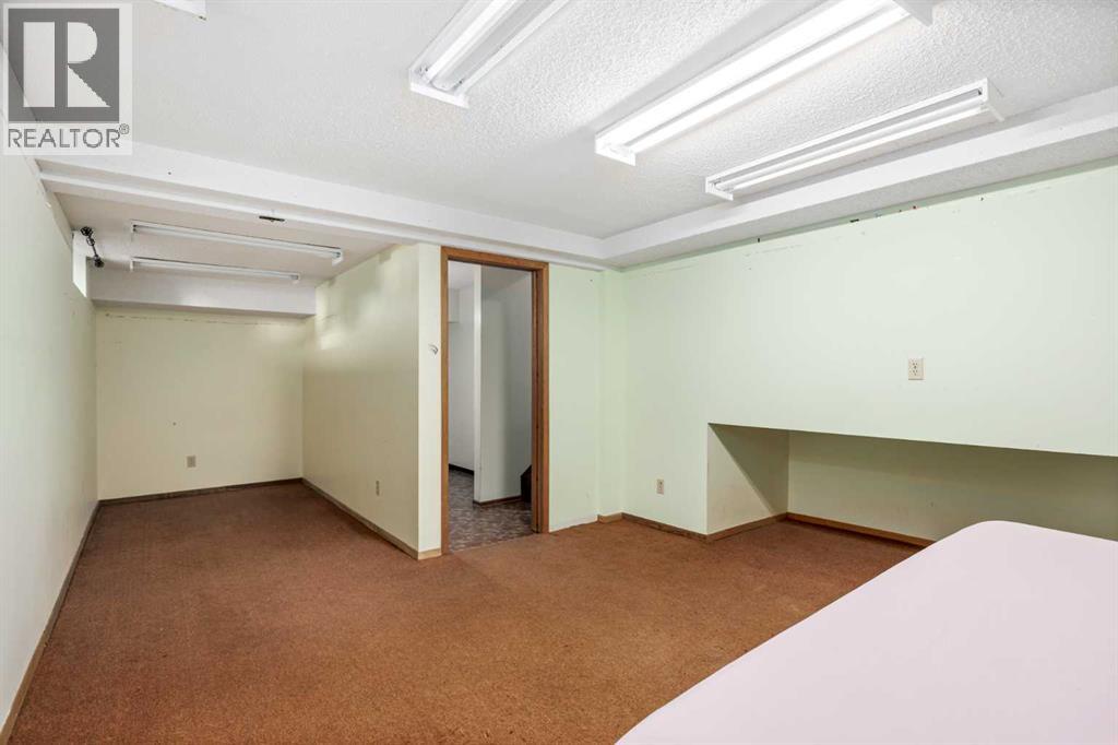 Single Family House 4 Level for Sale in  Woodborough Road SW Woodbine Calgary 