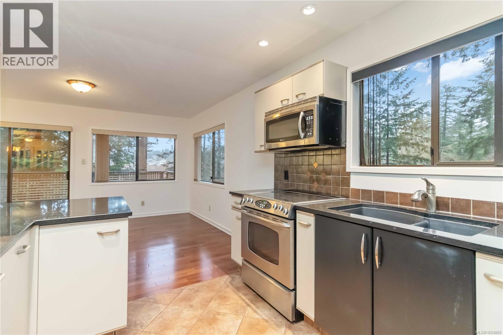 1 981 Fir Tree Glen, Saanich