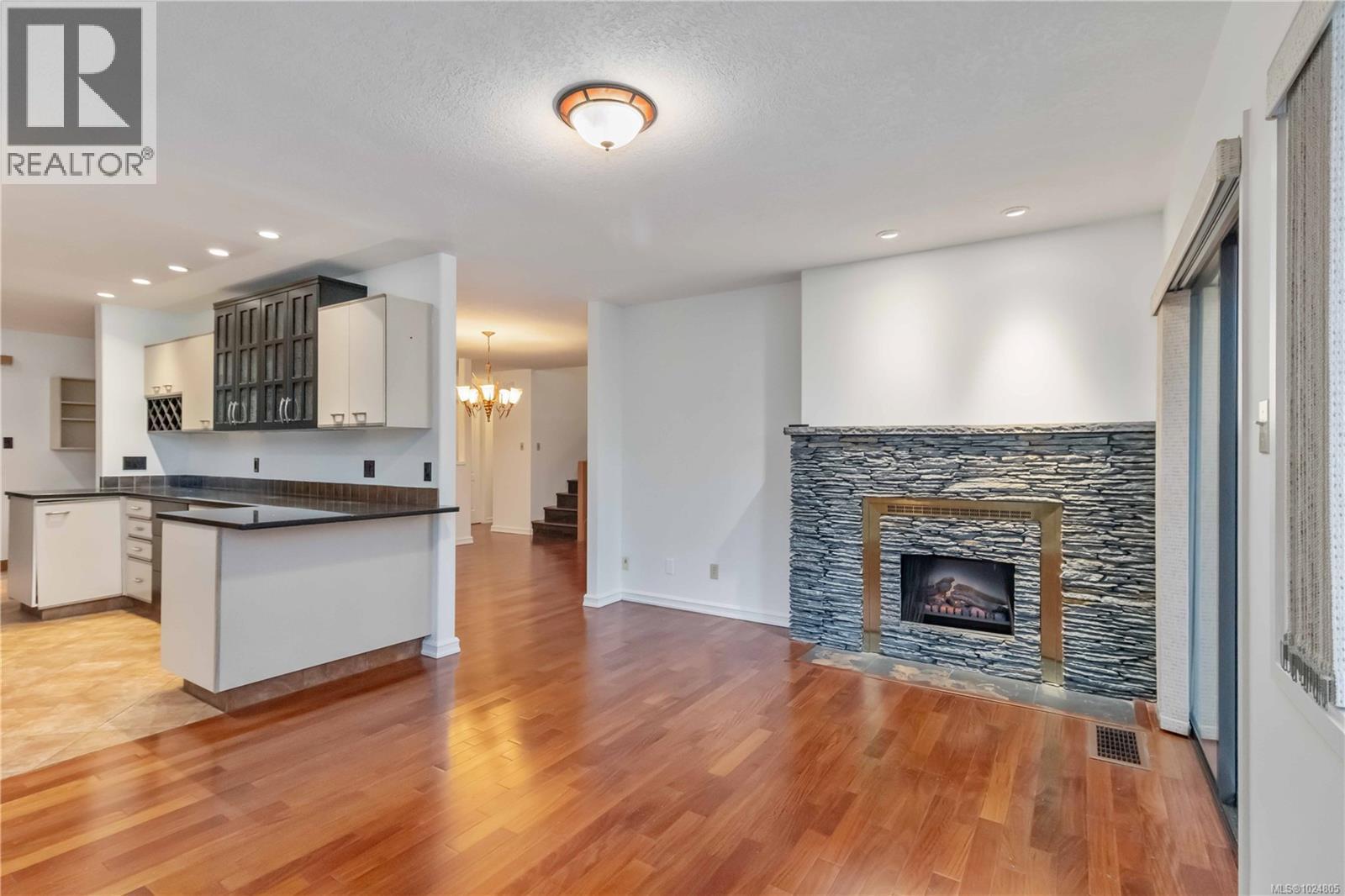 1 981 Fir Tree Glen, Saanich