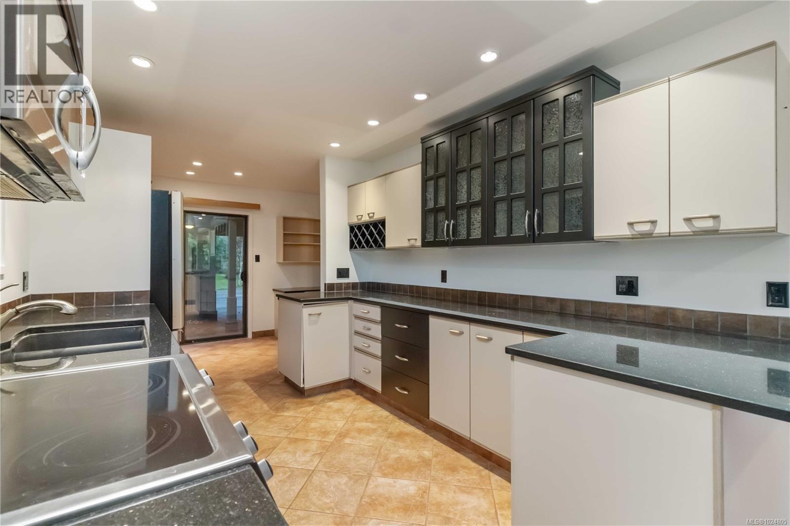 1 981 Fir Tree Glen, Saanich