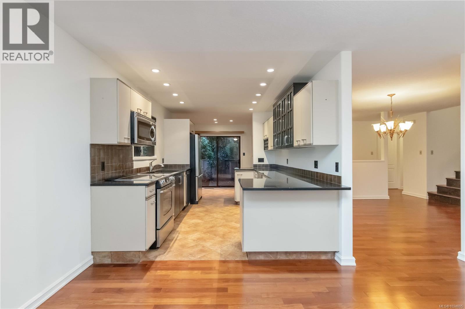 1 981 Fir Tree Glen, Saanich