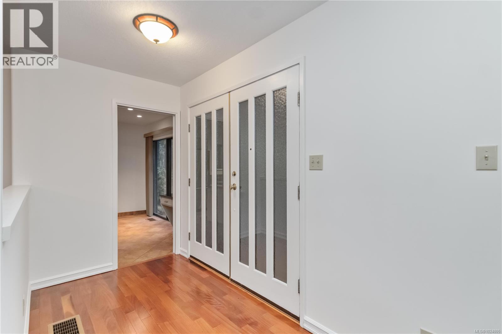 1 981 Fir Tree Glen, Saanich