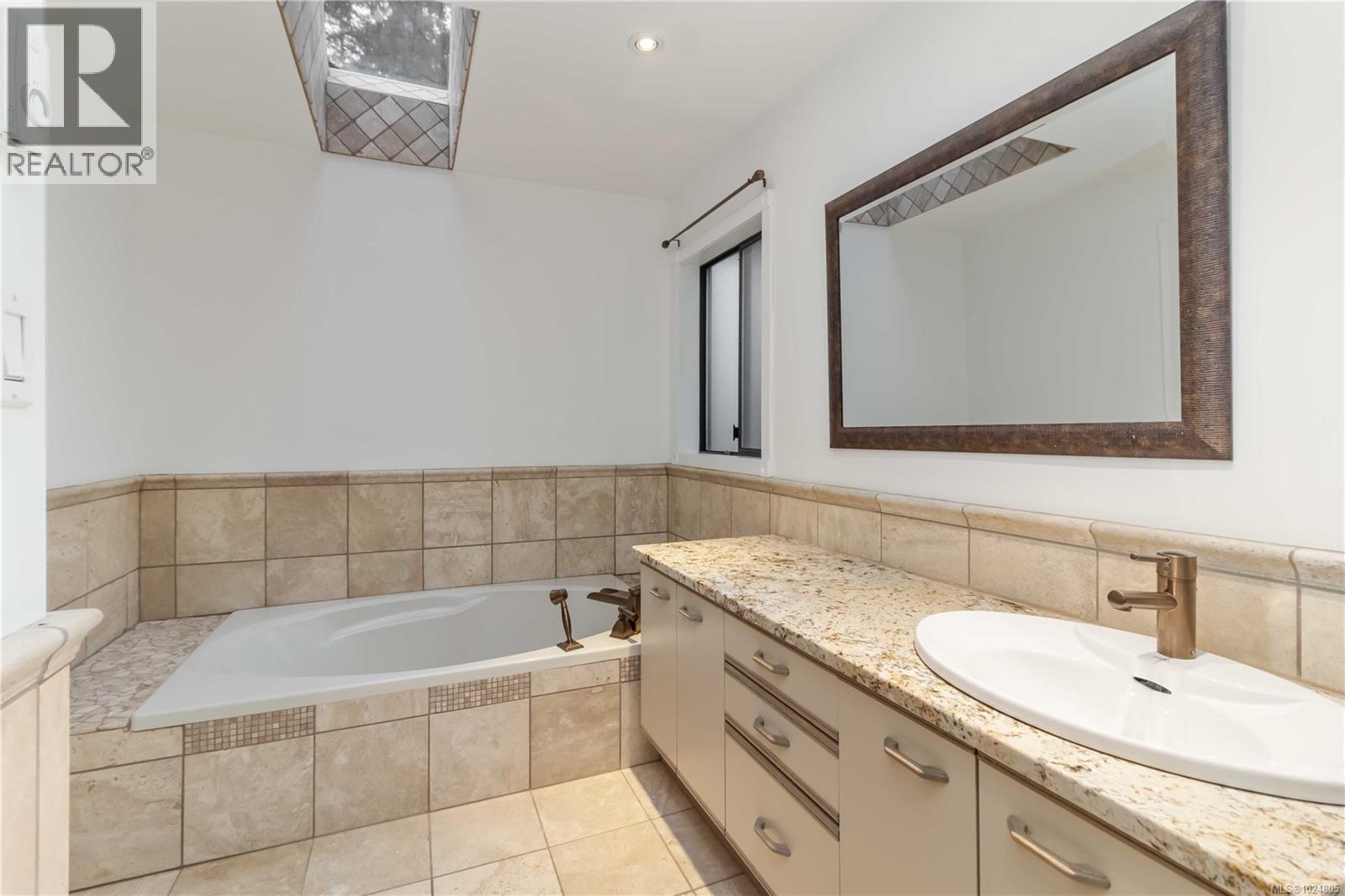 1 981 Fir Tree Glen, Saanich